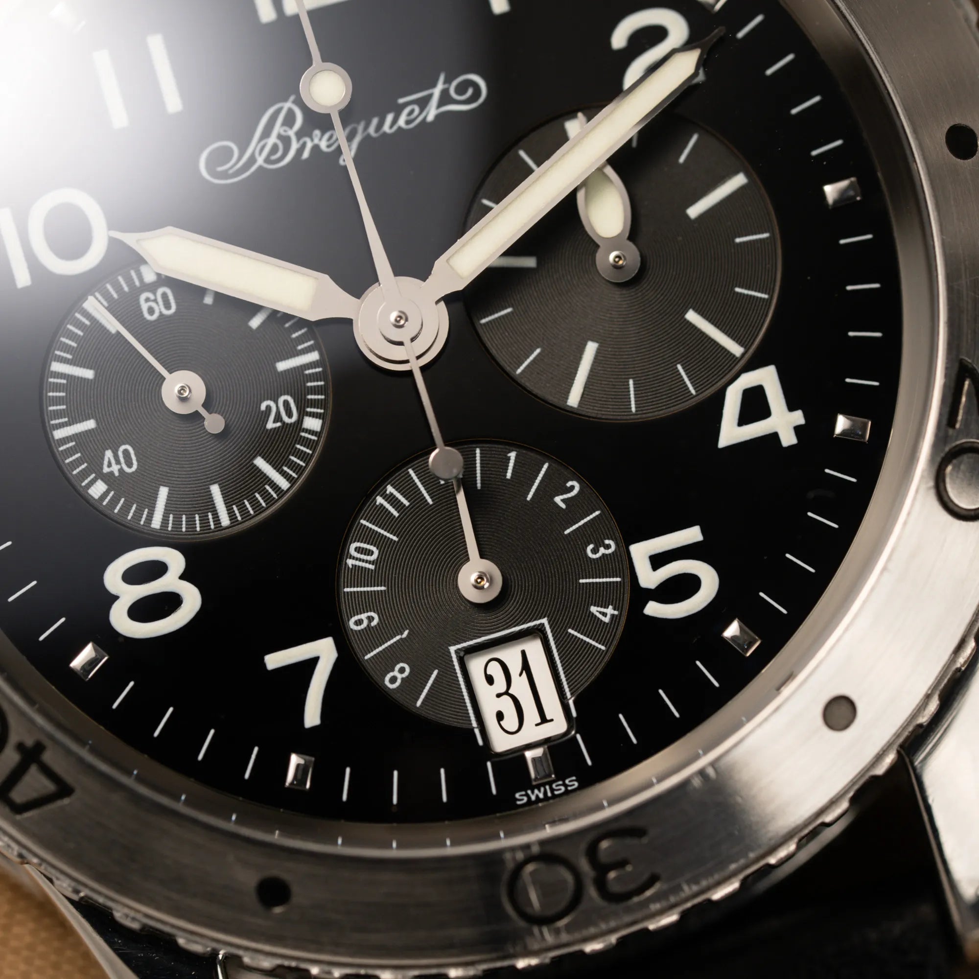 Detailaufnahme der Breguet Type XX Aéronavale Transatlantique der Referenz 3820ST mit schwarzem Lack-Zifferblatt am originalen schwarzen Breguet-Lederband mit Fokus auf dem Datumsfenster auf 6 Uhr