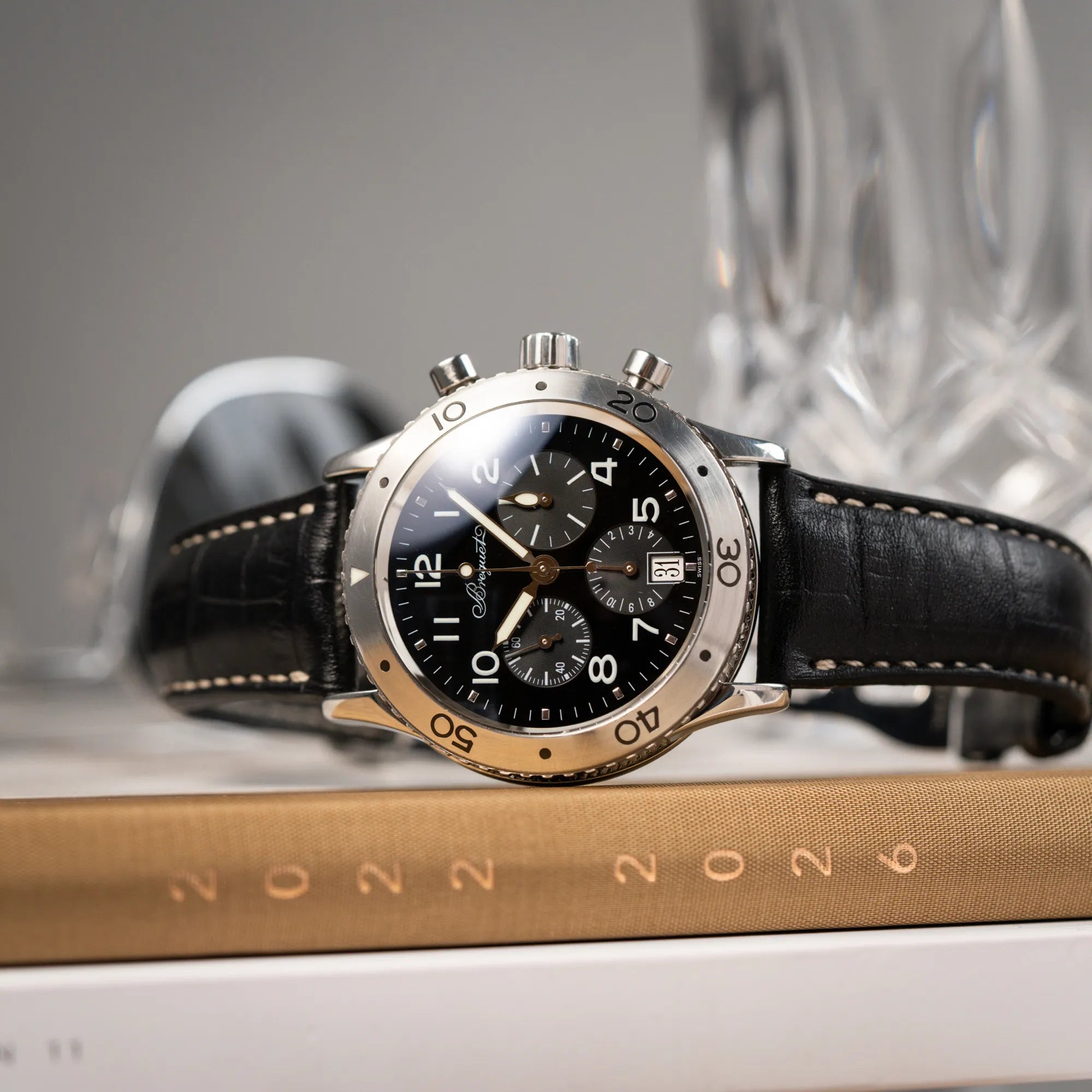 Produktfoto der Breguet Type XX Aéronavale Transatlantique der Referenz 3820ST mit schwarzem Lack-Zifferblatt am originalen schwarzen Breguet-Lederband
