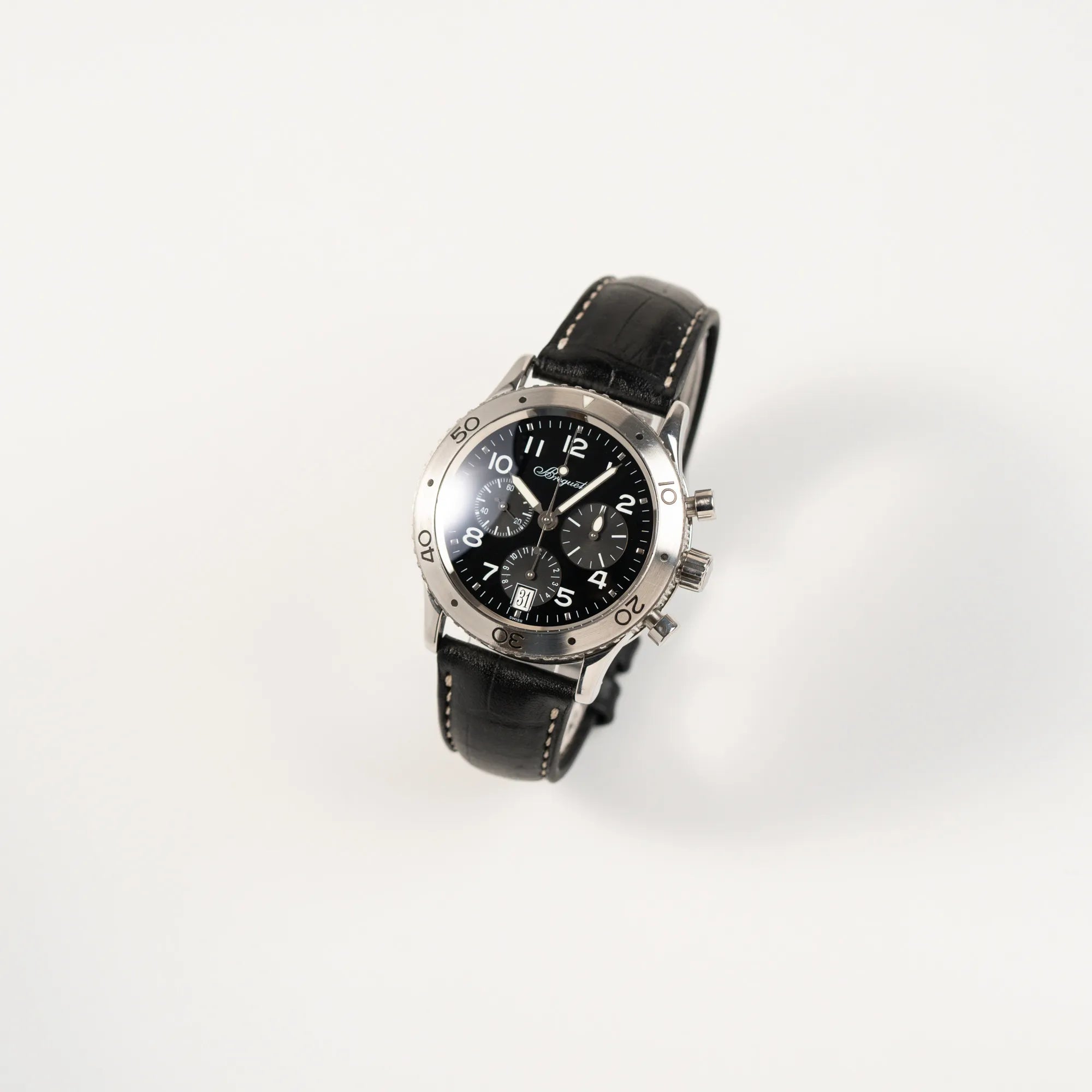 Leicht schräge Ansicht der Breguet Type XX Aéronavale Transatlantique der Referenz 3820ST mit schwarzem Lack-Zifferblatt am originalen schwarzen Breguet-Lederband
