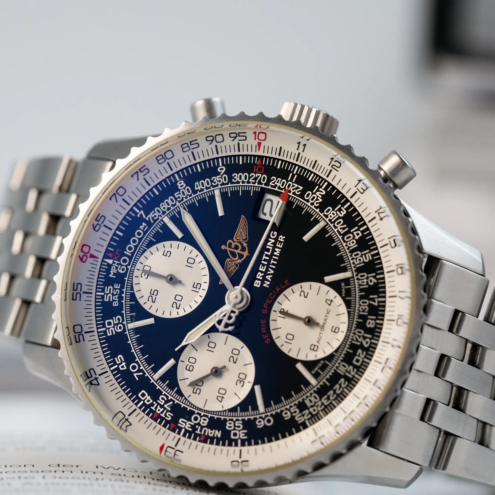 Detailaufnahme der Breitling Navitimer Fighters Edition mit schwarzem Zifferblatt und weißen Totalisatoren