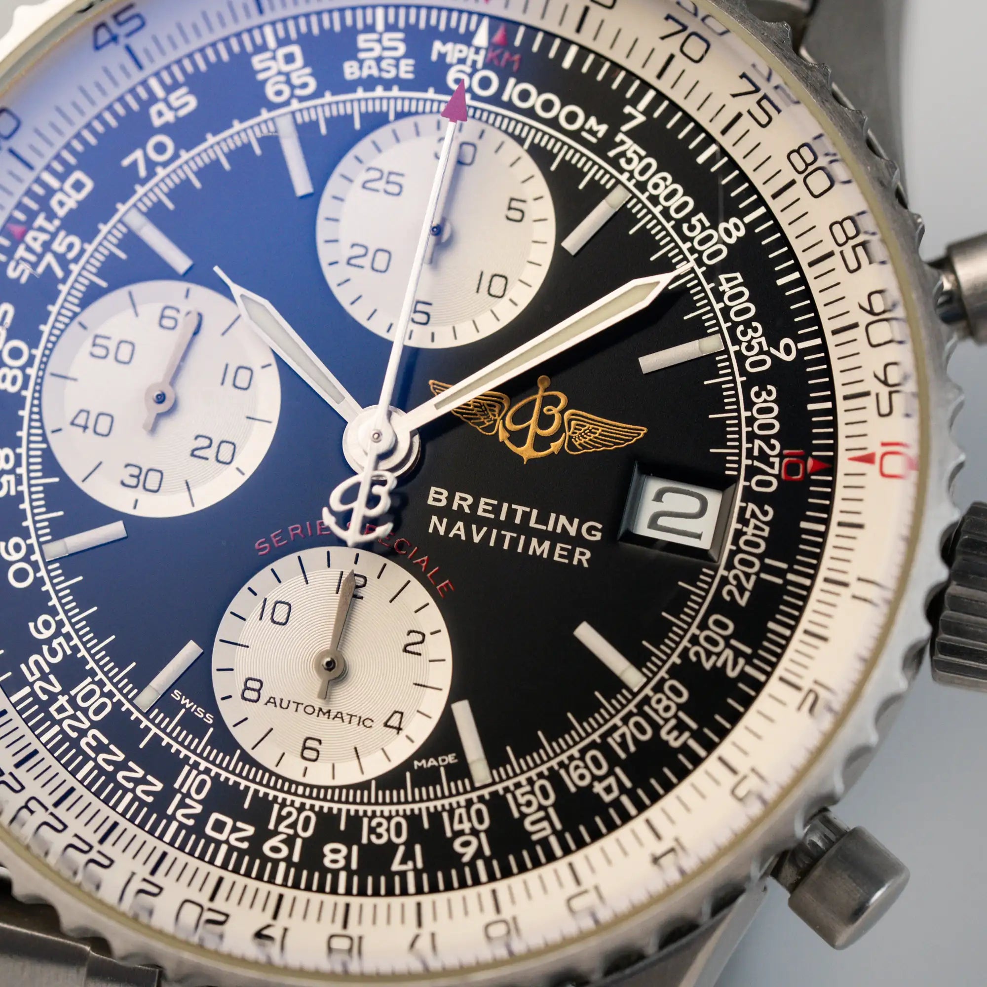 Detailaufnahme des schwarzen Zifferblatts mit weißen Totalisatoren der Navitimer Fighters Edition A13330 Armbanduhr von Breitling mit Blick auf die Lünette