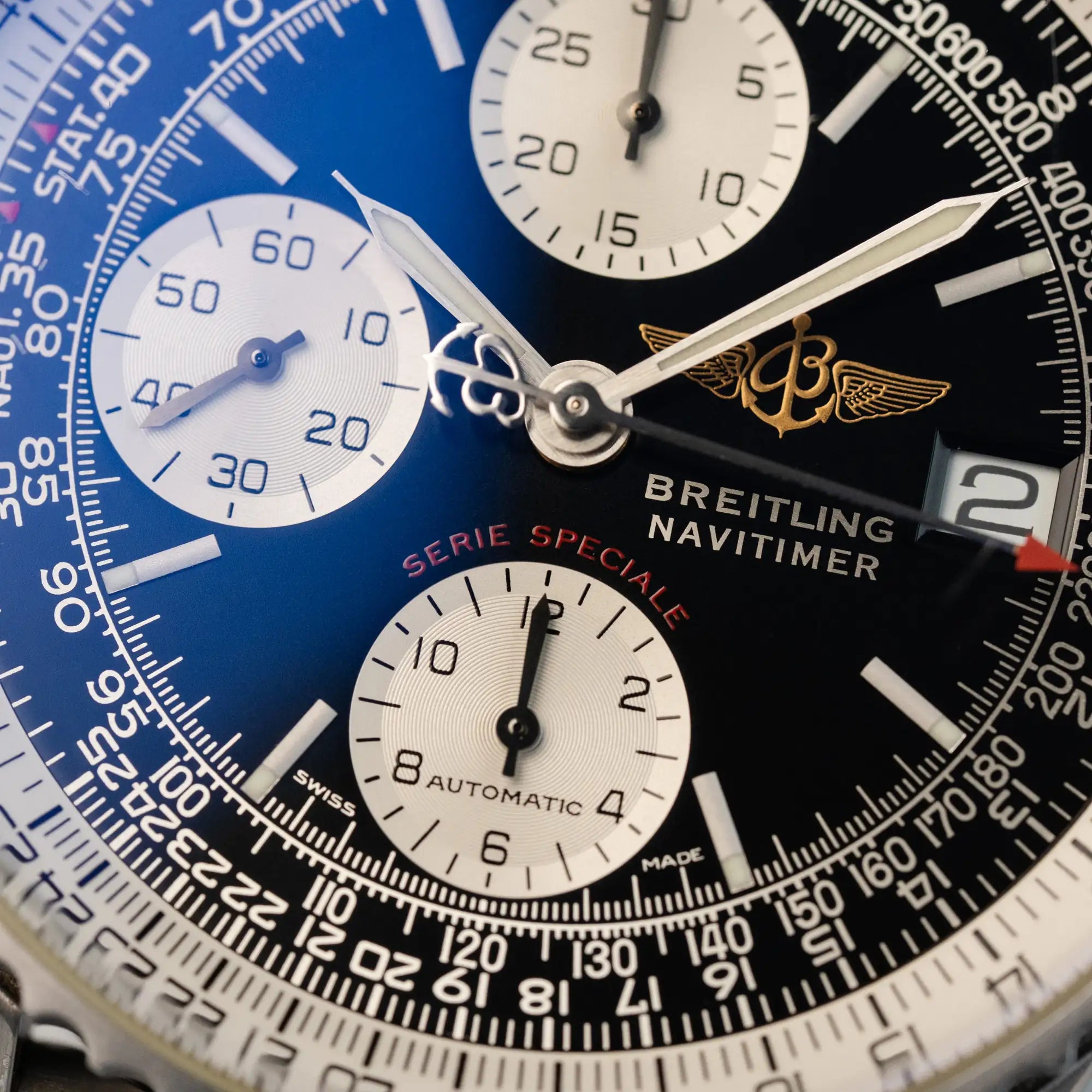 Detailaufnahme des schwarzen Zifferblatts mit weißen Totalisatoren der Navitimer Fighters Edition A13330 Armbanduhr von Breitling