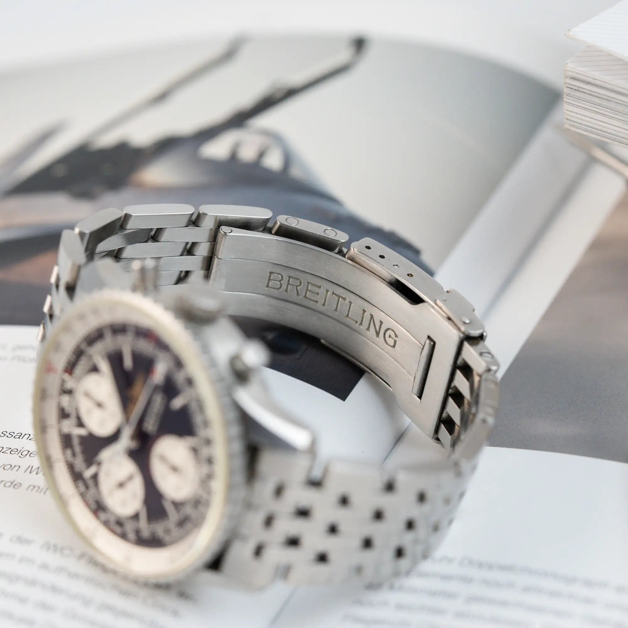 Produktfotografie der Breitling Navitimer Armbanuhr "Fighters Edition" mit der Referenz A13330