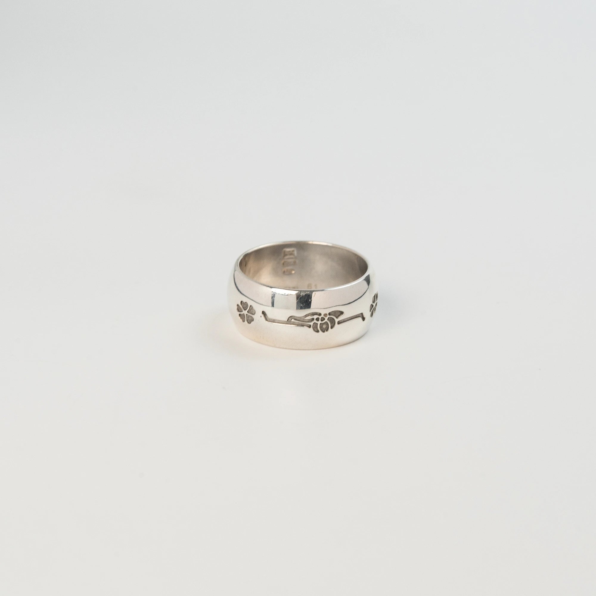 Produktfotografie zeigt die Unterseite des Bulgari Rings "Save The Children" in Silber