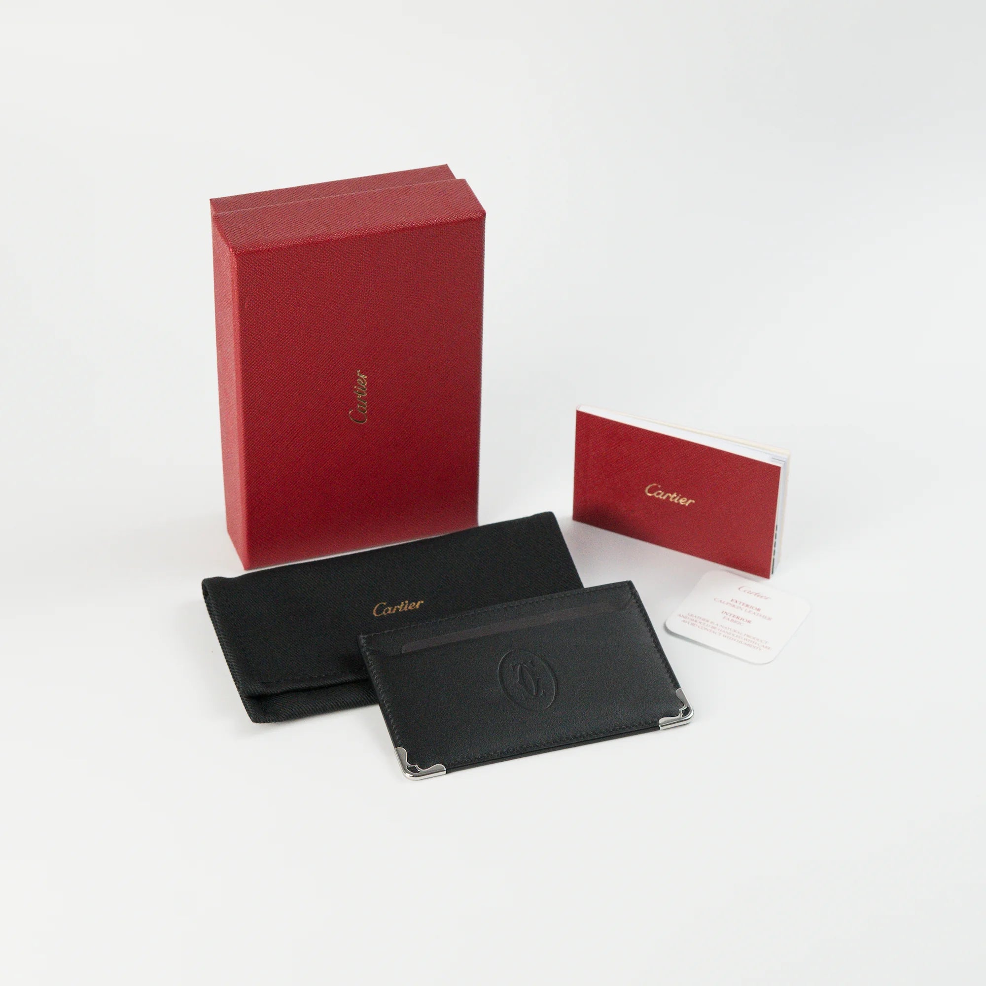 Lieferumfang des des schwarzen Cardholders von Cartier aus schwarzem Leder, bestehend aus Kartenetui, Umverp#ackung und Papieren