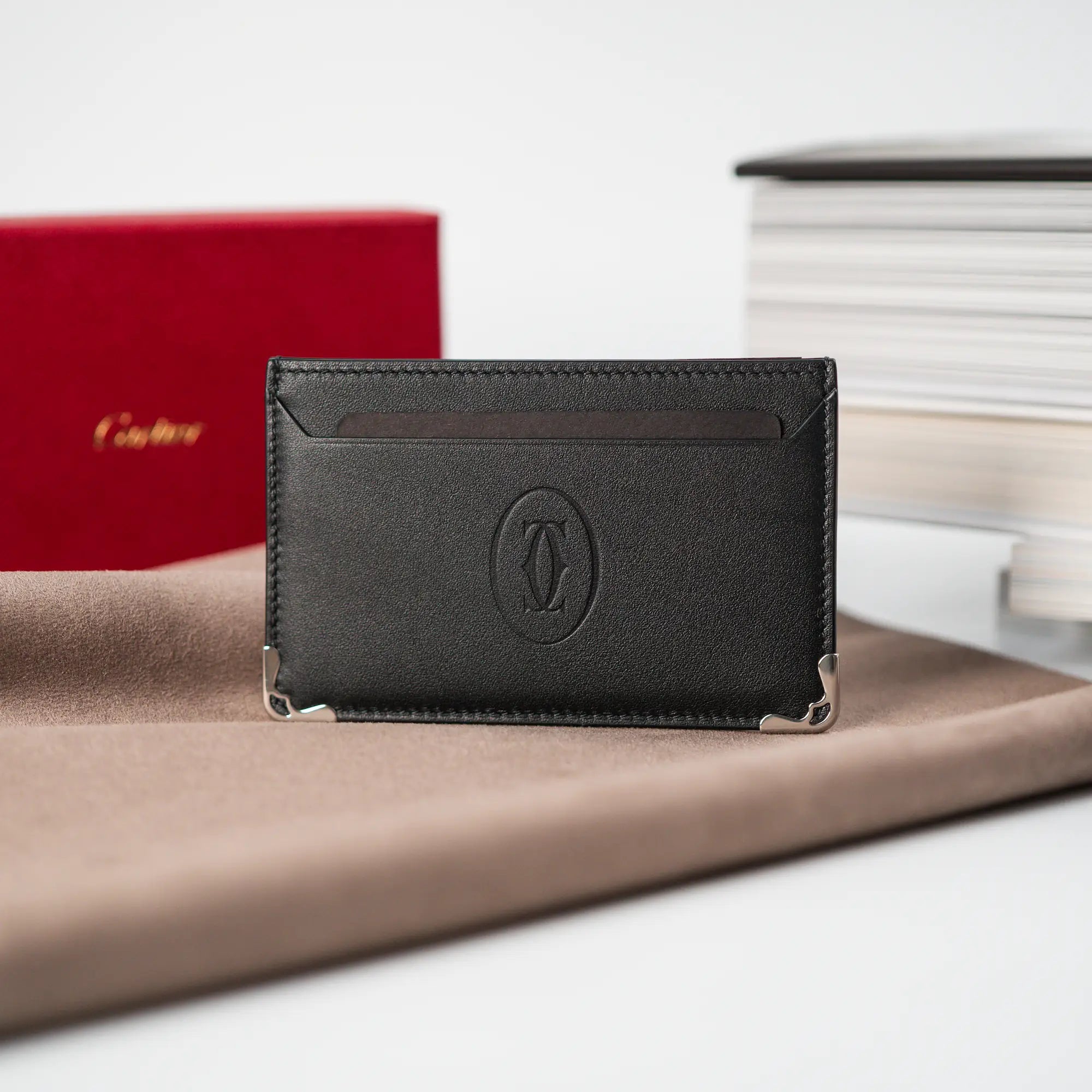 Produktfotografie des schwarzen Cardholders von Cartier aus schwarzem Leder