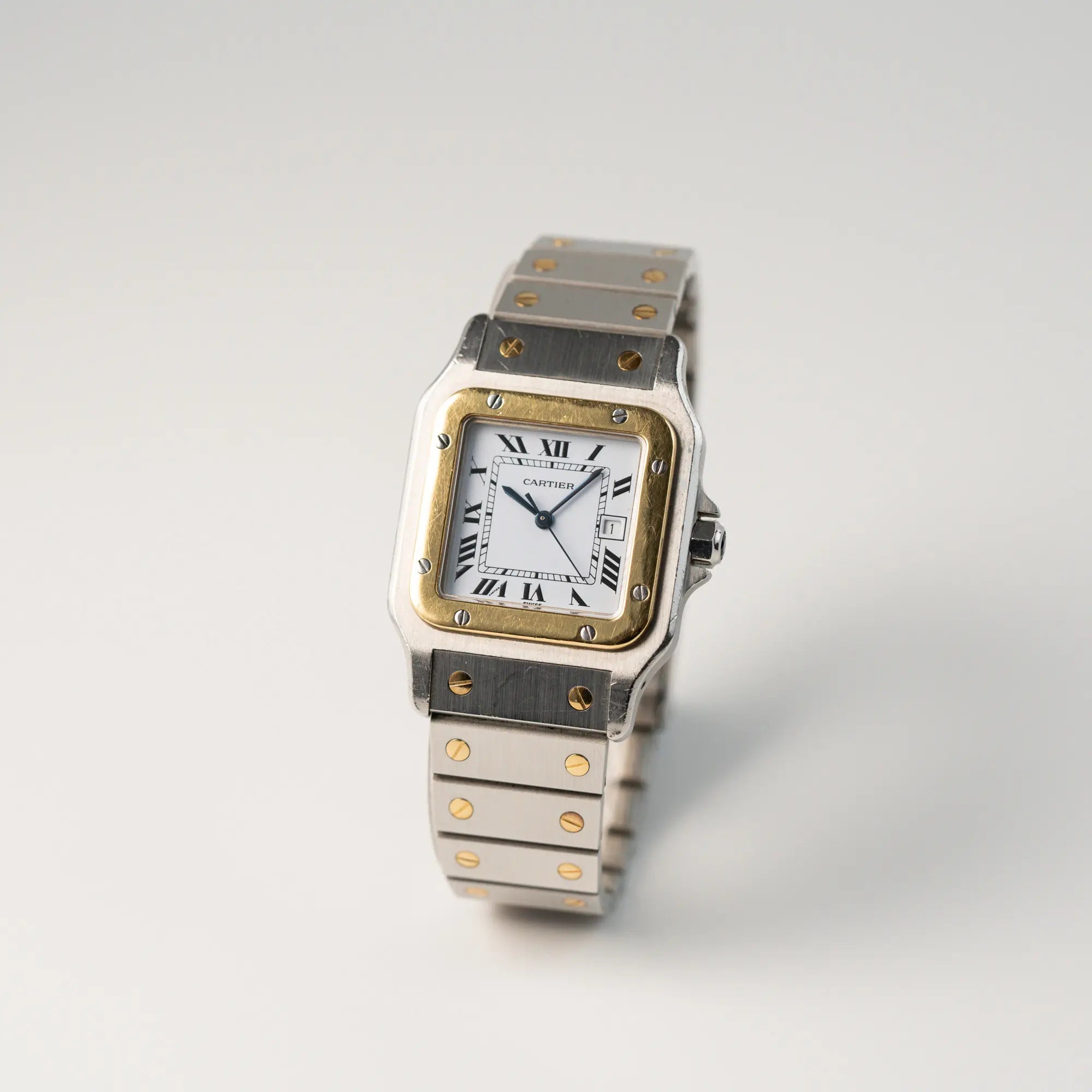 Leicht schräge Ansicht der Cartier Santos Carree 2961 in Stahl-Gold aus 1987