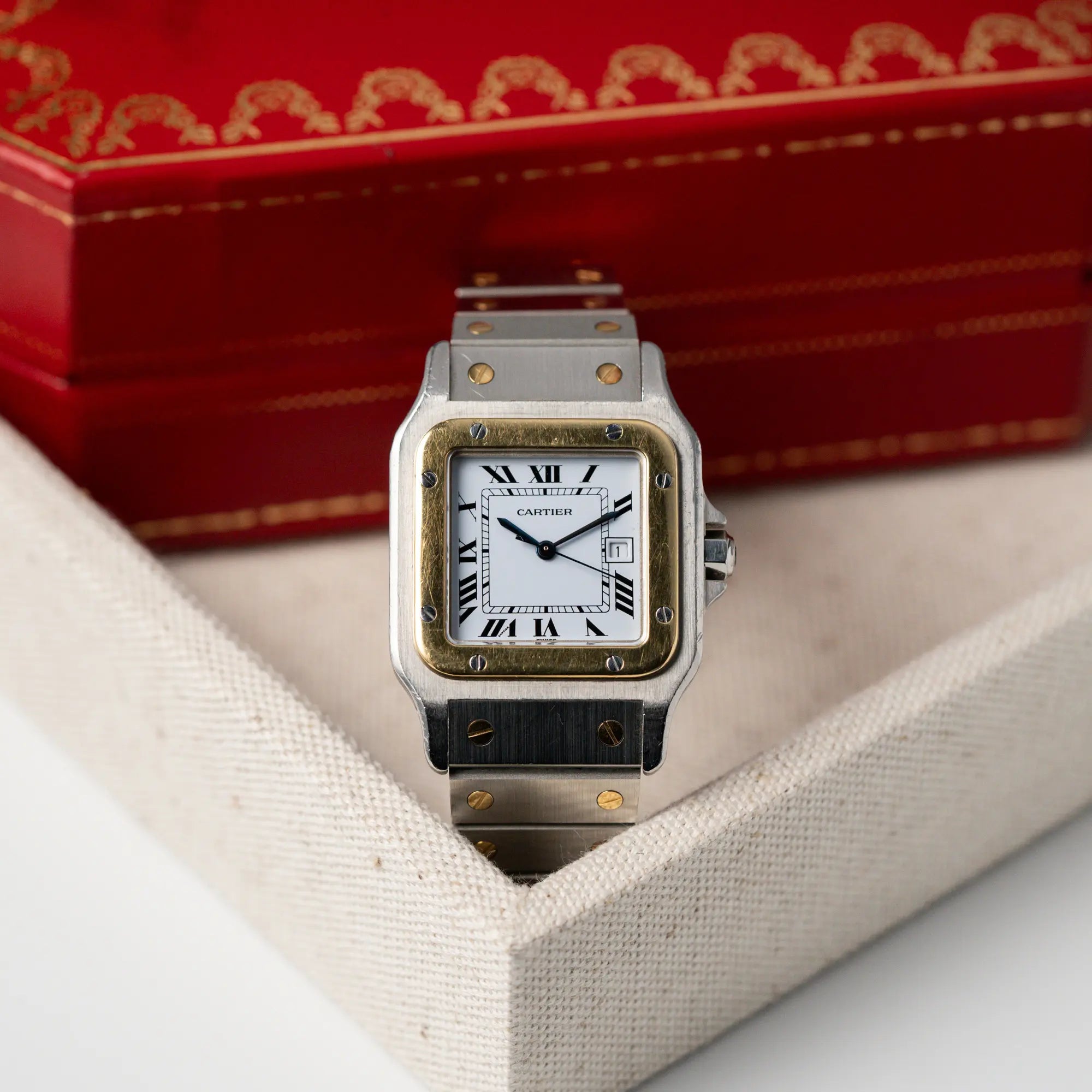 Produktfotografie mit frontaler Ansicht der Cartier Santos Carree 2961 in Stahl-Gold aus 1987