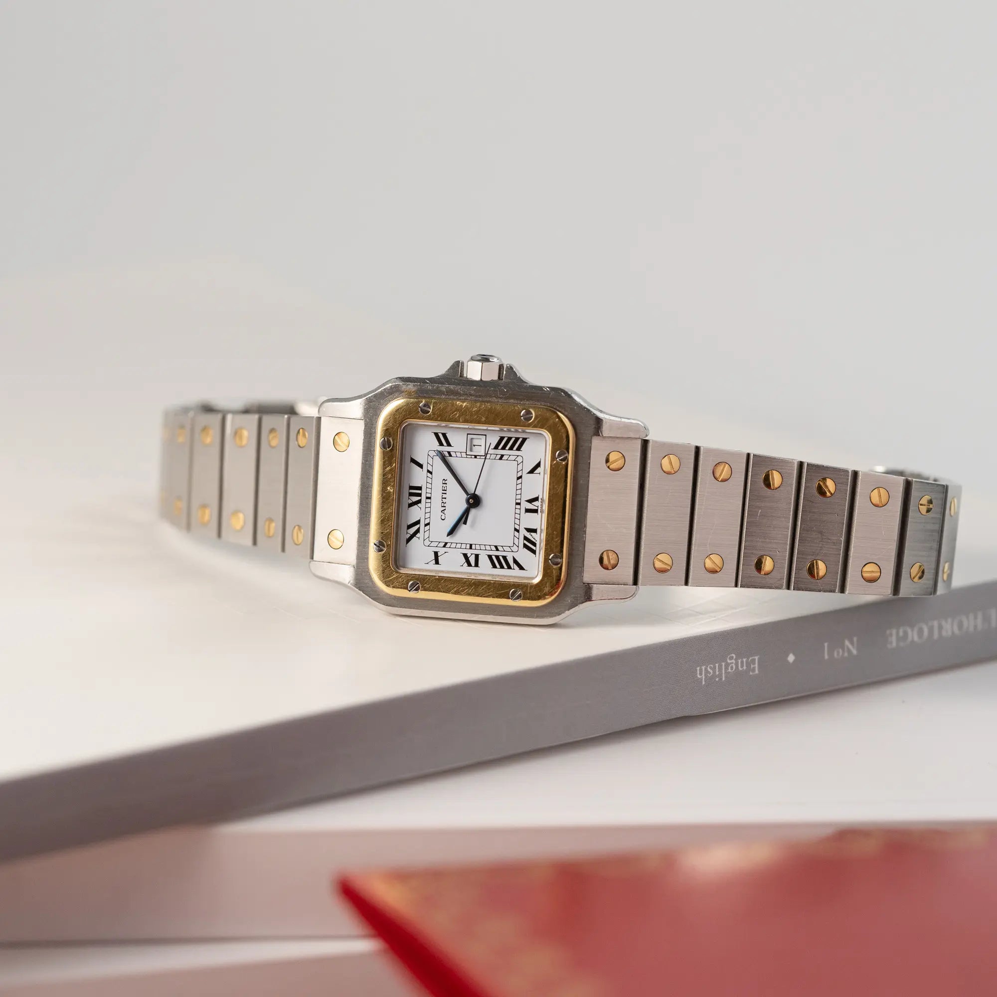 Produktfotografie der seitlich liegenden Cartier Santos Carree 2961 in Stahl-Gold aus 1987