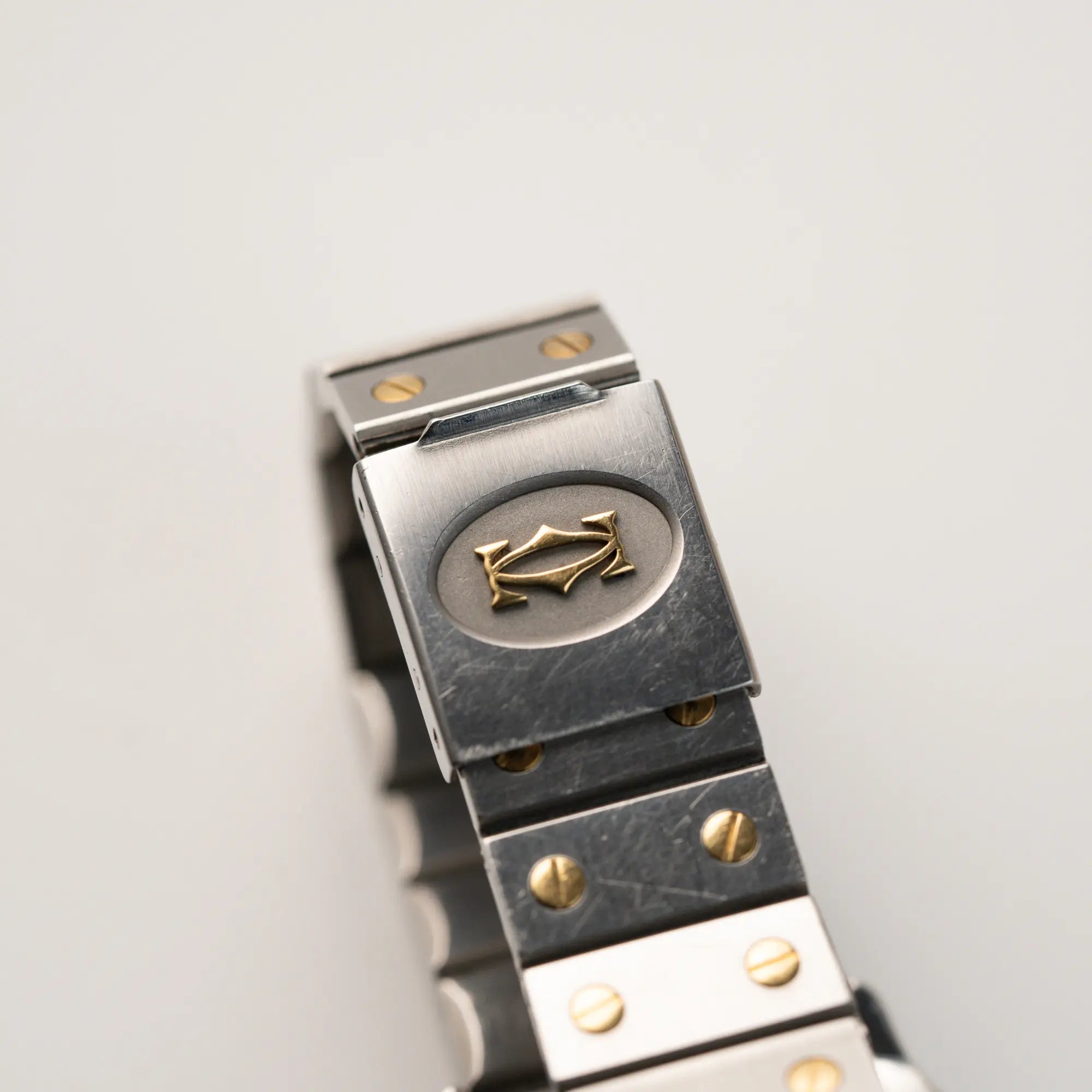 Detailaufnahme der Faltschliesse der Cartier Santos Carree 2961 in Stahl-Gold aus 1987 mit gelbgoldenen Cartier-Logo