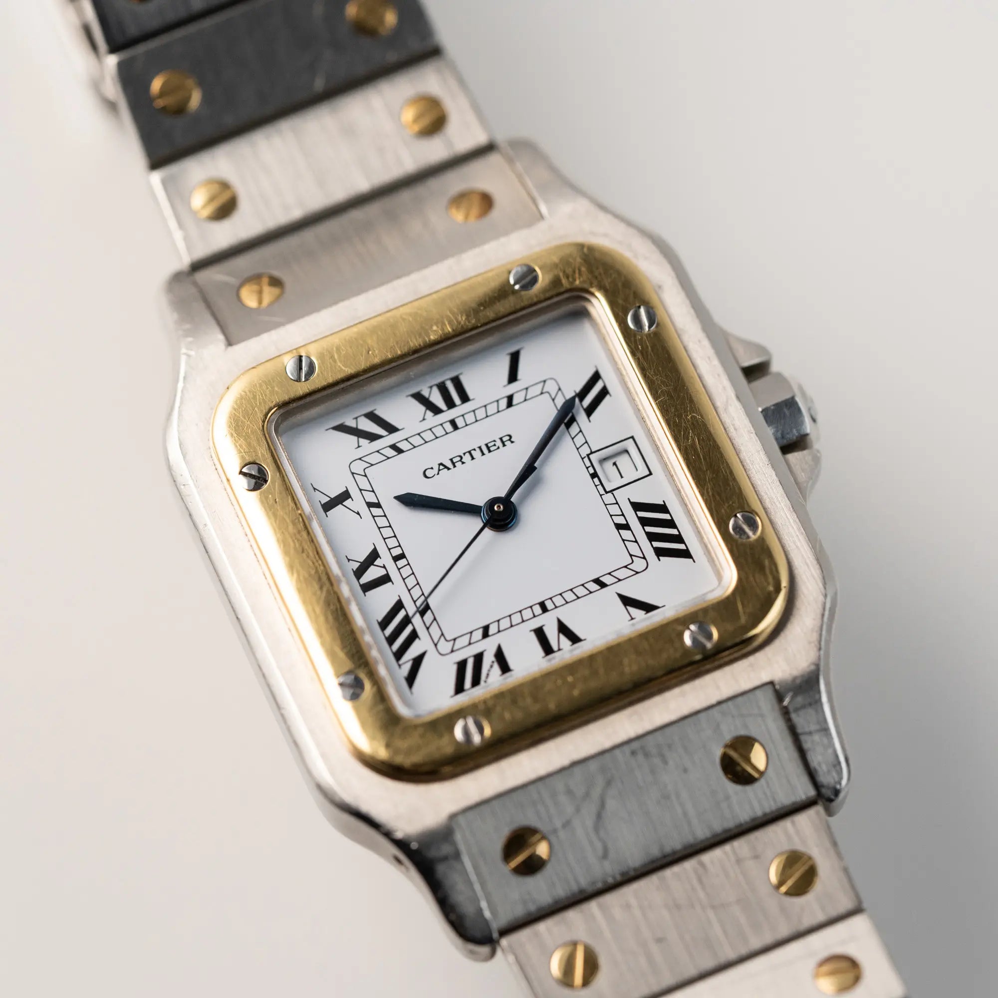 Detailaufnahme der Cartier Santos Carree 2961 in Stahl-Gold aus 1987