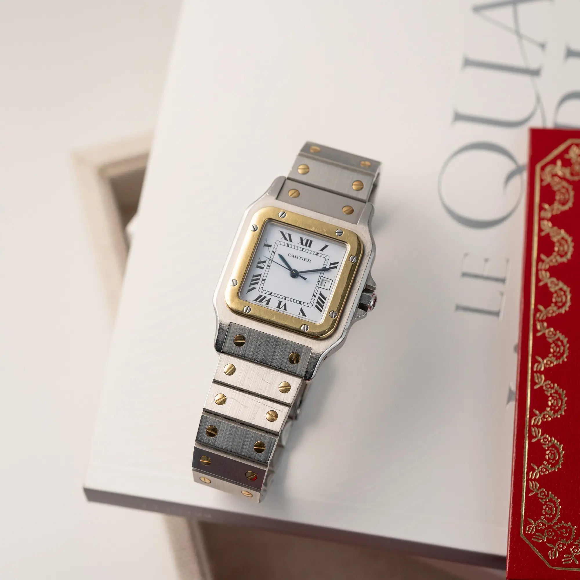 Foto der Cartier Santos Carree 2961 in Stahl-Gold aus 1987, dass die Gebrauchsspuren der Uhr zeigt