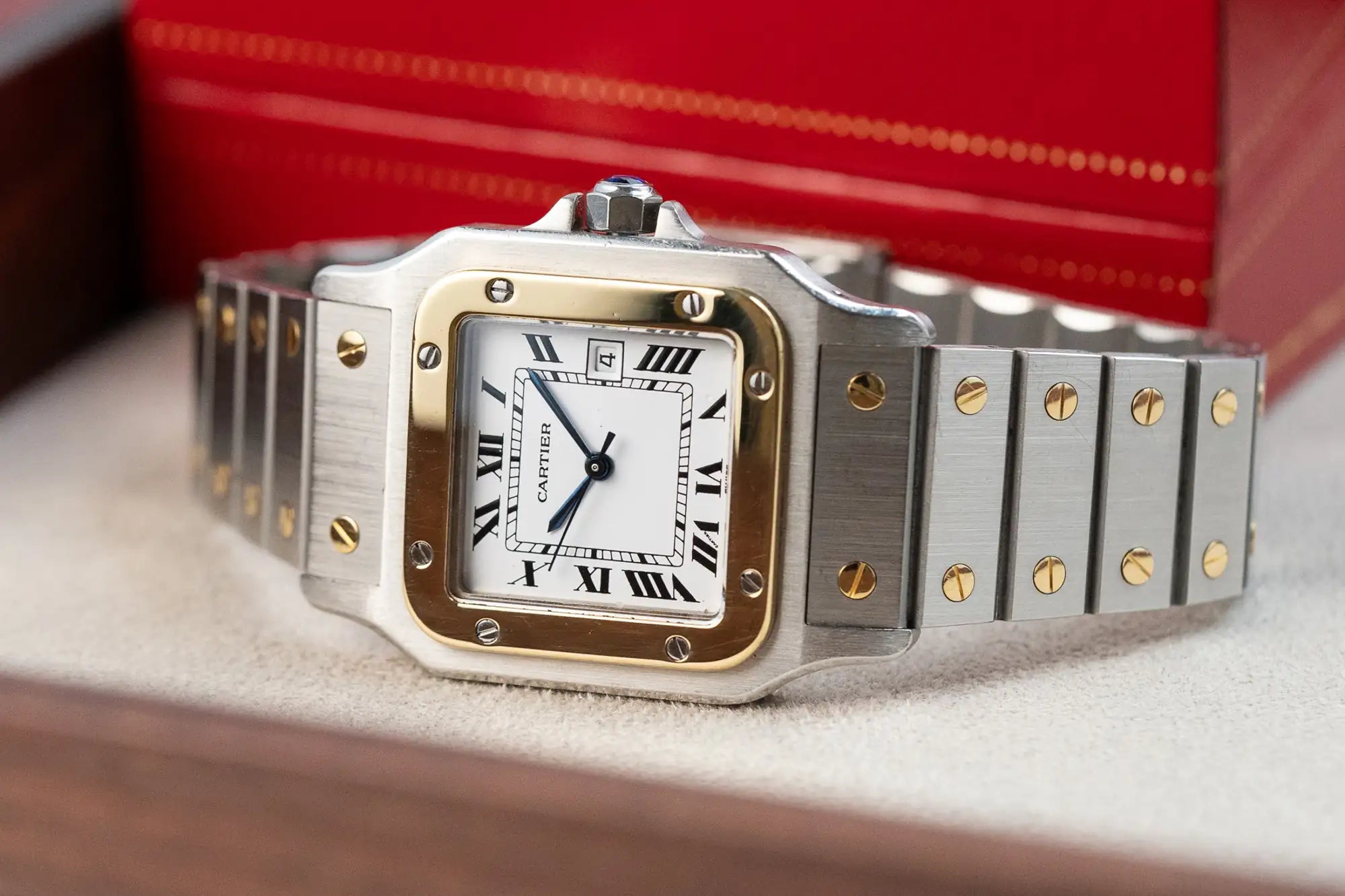 Produktfotografie einer Cartier Santos in Stahl-Gold mit dem klassischen weißen Zifferblatt mit römischen Indizes