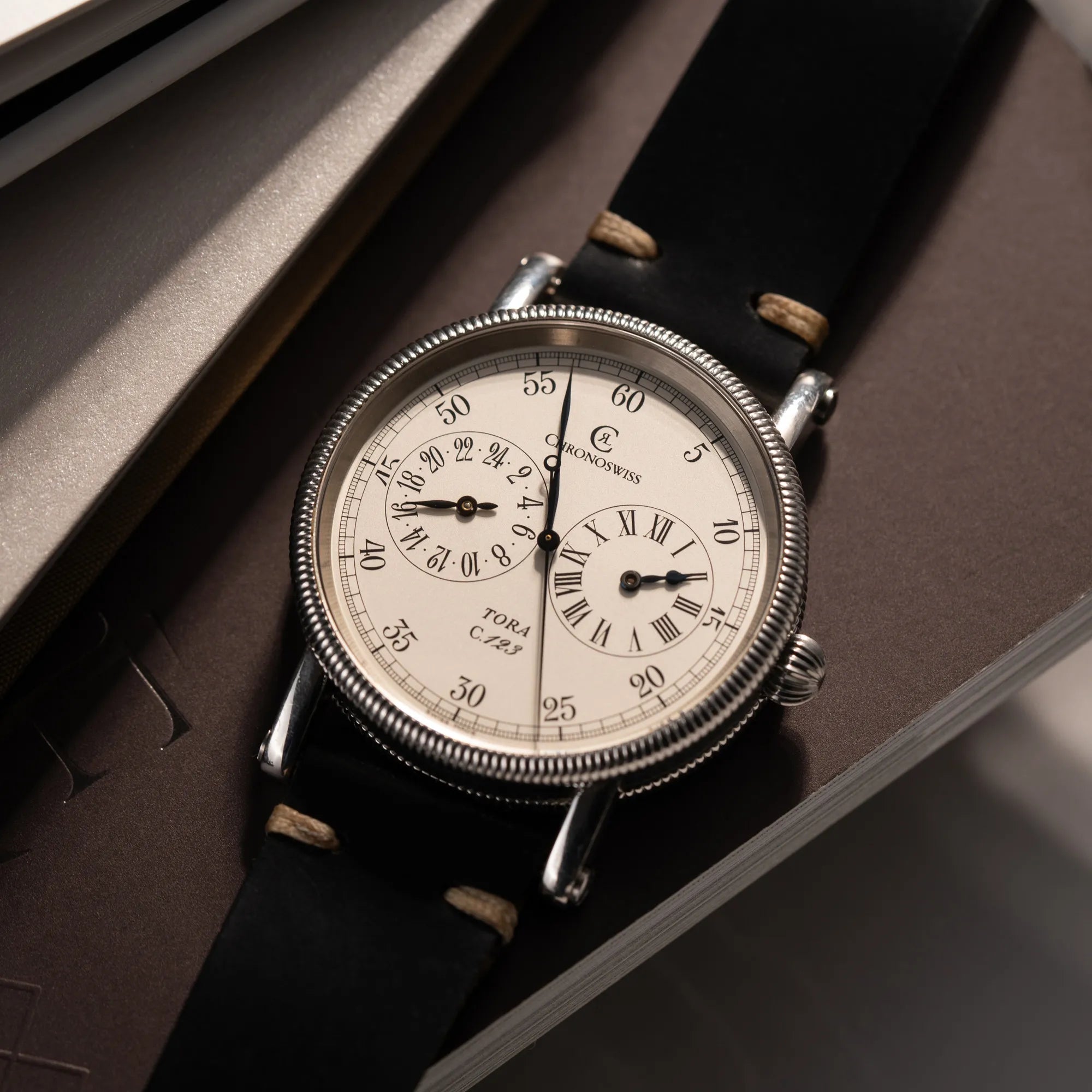 Produktfoto Chronoswiss Regulator Tora C123 mit weißem Zifferblatt mit zwei symmetrisch angeordneten Hilfszifferblättern mit römischen Indizes