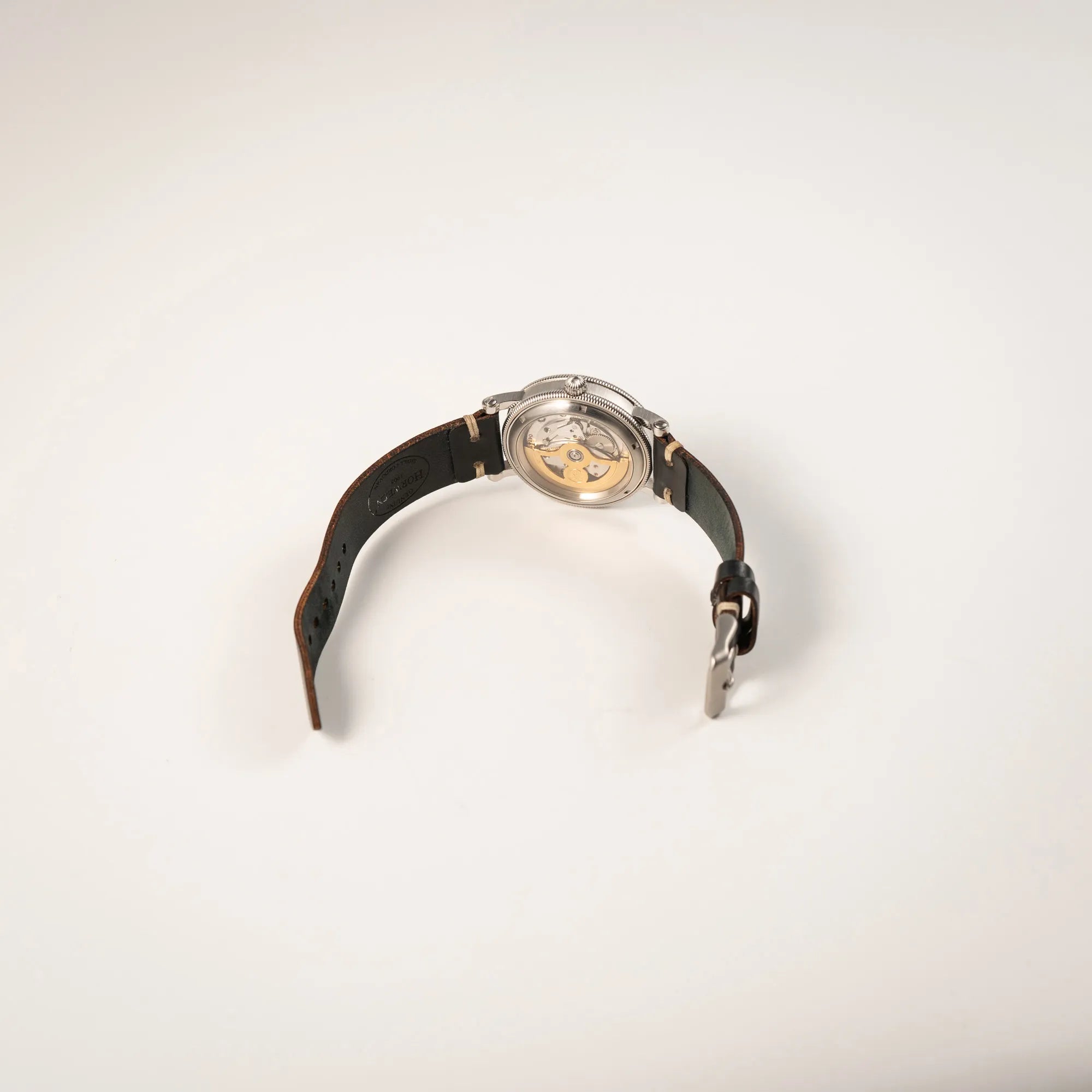 Geöffnete Dornschliesse von der Chronoswiss Regulator Tora C123 mit weißem Zifferblatt mit zwei symmetrisch angeordneten Hilfszifferblättern mit römischen Indizes