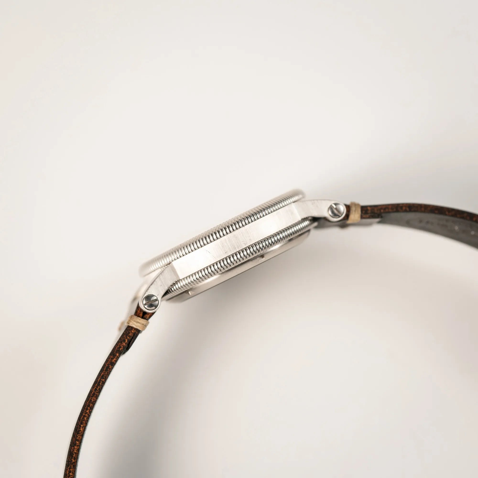 Seitliche Gehäuseflanke der Chronoswiss Regulator Tora C123 mit weißem Zifferblatt mit zwei symmetrisch angeordneten Hilfszifferblättern mit römischen Indizes