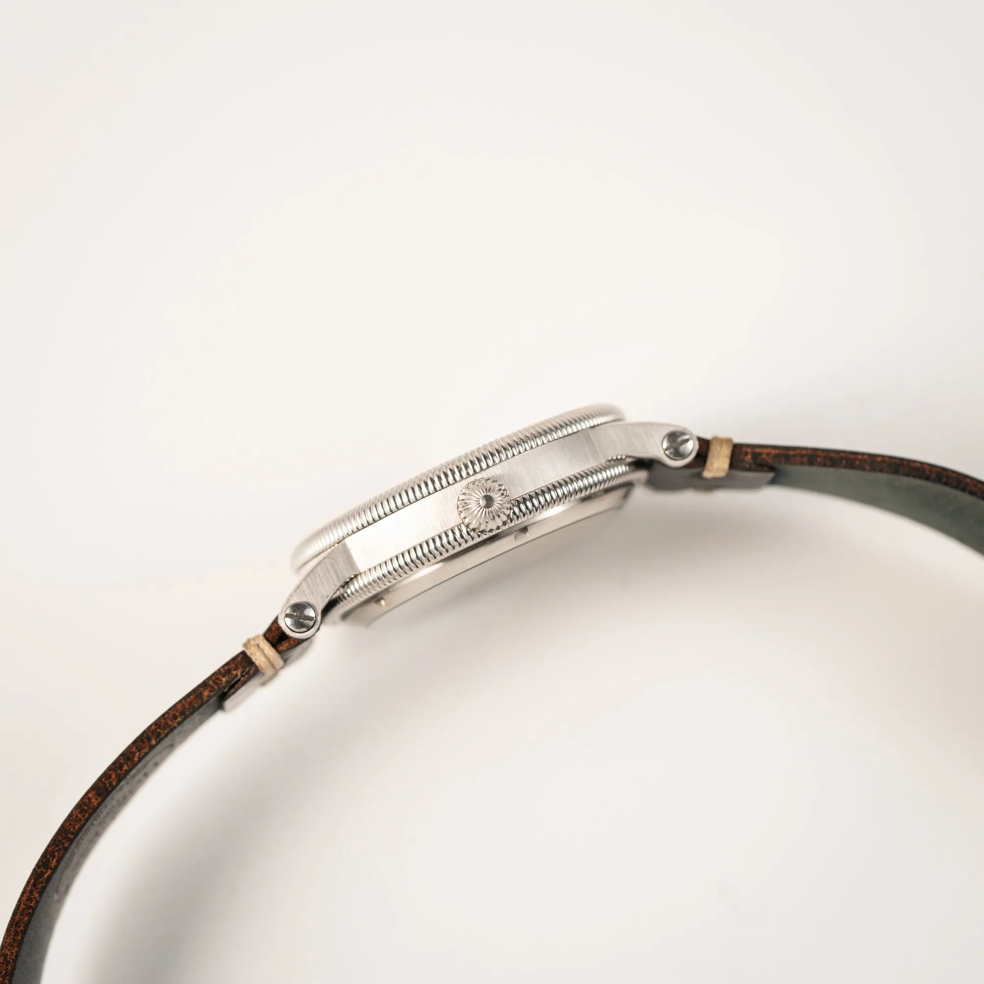 Seitliche Gehäuseflanke mit Blick auf die Aufzugskrone der Chronoswiss Regulator Tora C123 mit weißem Zifferblatt mit zwei symmetrisch angeordneten Hilfszifferblättern mit römischen Indizes