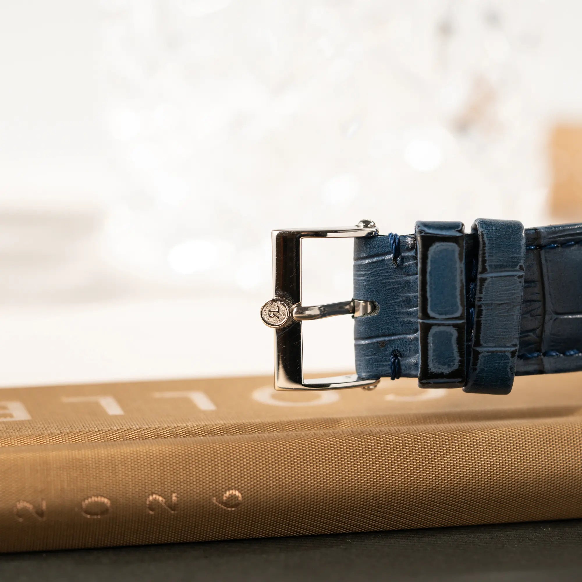 Detailaufnahme der Stahl Dornschliesse von der Chronoswiss Imperia Constanze mit diamantbesetzten-Stahlgehäuse mit schwarzem Zifferblatt an einem petrol-blauem Lederband