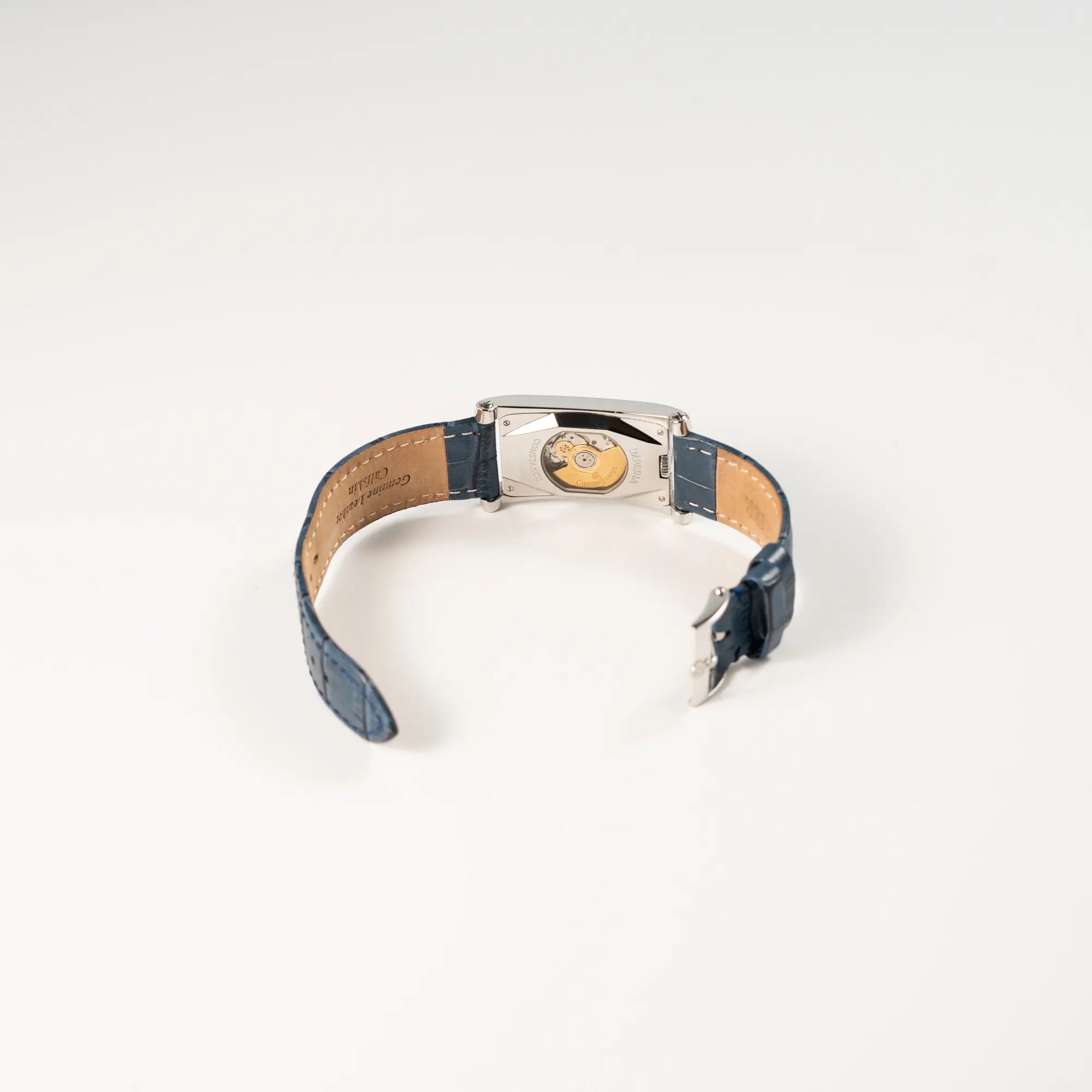 Geöffnete Dornschliesse der Chronoswiss Imperia Constanze mit diamantbesetzten-Stahlgehäuse mit schwarzem Zifferblatt an einem petrol-blauem Lederband