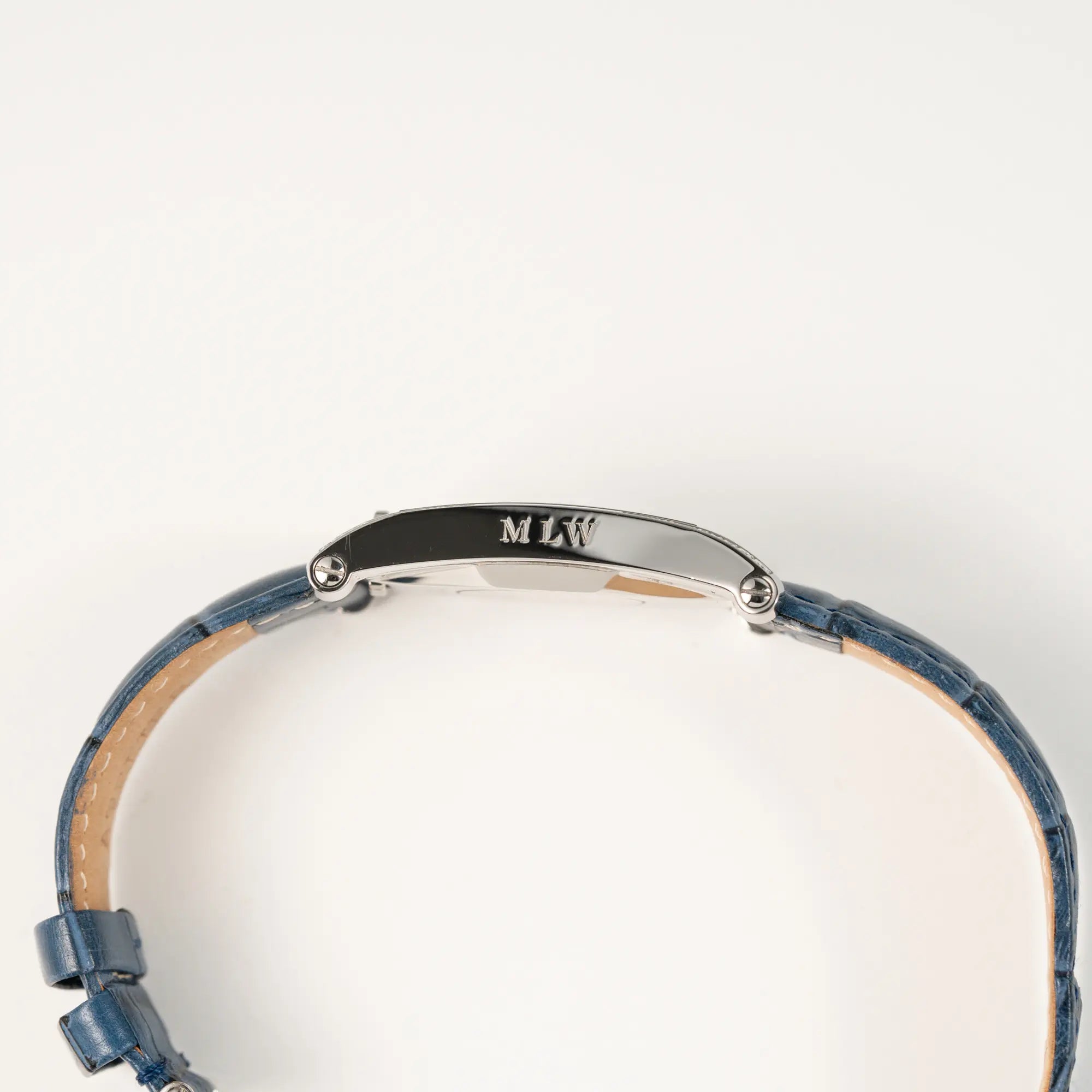 Seitliche Gehäuseflanke der Chronoswiss Imperia Constanze mit diamantbesetzten-Stahlgehäuse mit schwarzem Zifferblatt an einem petrol-blauem Lederband mit MLW Gravur