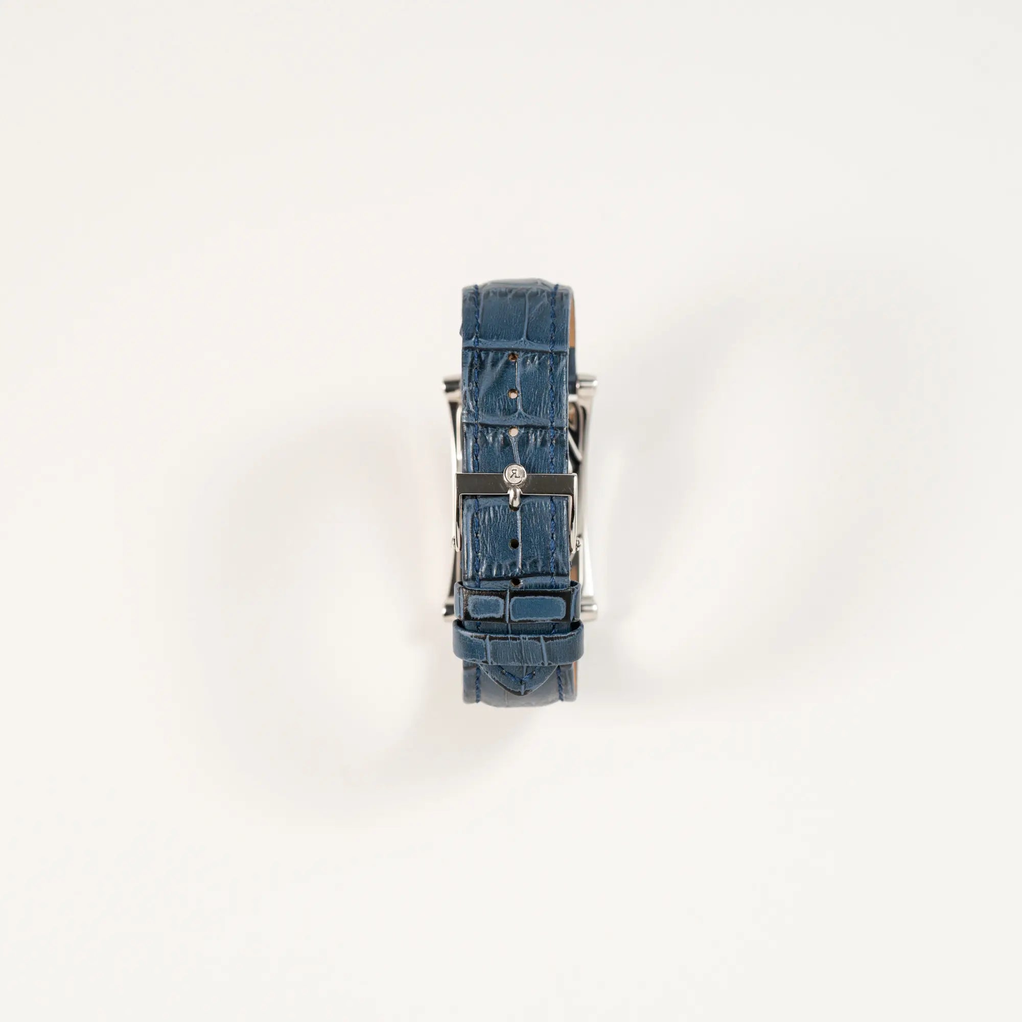 Blick auf das Armband der Chronoswiss Imperia Constanze mit diamantbesetzten-Stahlgehäuse mit schwarzem Zifferblatt an einem petrol-blauem Lederband mit original Chronoswiss-Stahl-Dornschliesse