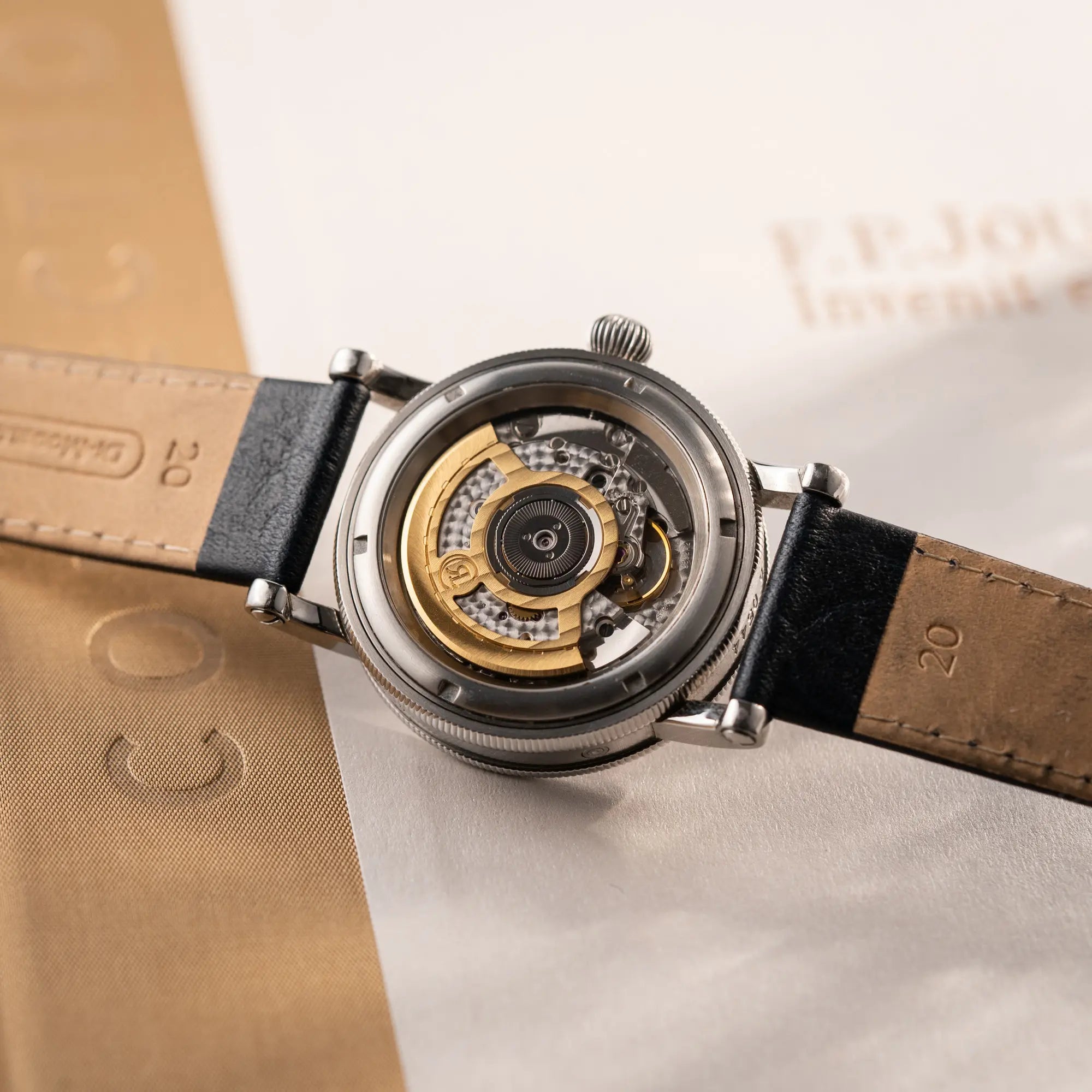 Produktfotografie der Chronoswiss Klassic Luna Mondphase CH9323 mit silbernem, guillochiertem Zifferblatt mit Kalenderanzeige auf 12 Uhr und einer Mondphase-Anzeige bei 6 Uhr zeigt den Gehäuseboden mit Sichtglas