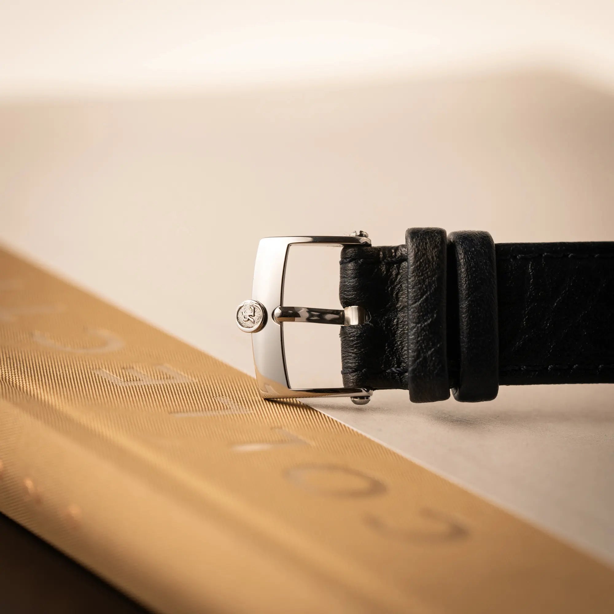 Produktfotografie der Chronoswiss Klassic Luna Mondphase CH9323 mit silbernem, guillochiertem Zifferblatt mit Kalenderanzeige auf 12 Uhr und einer Mondphase-Anzeige bei 6 Uhr zeigt die Dornschliesse im Detail