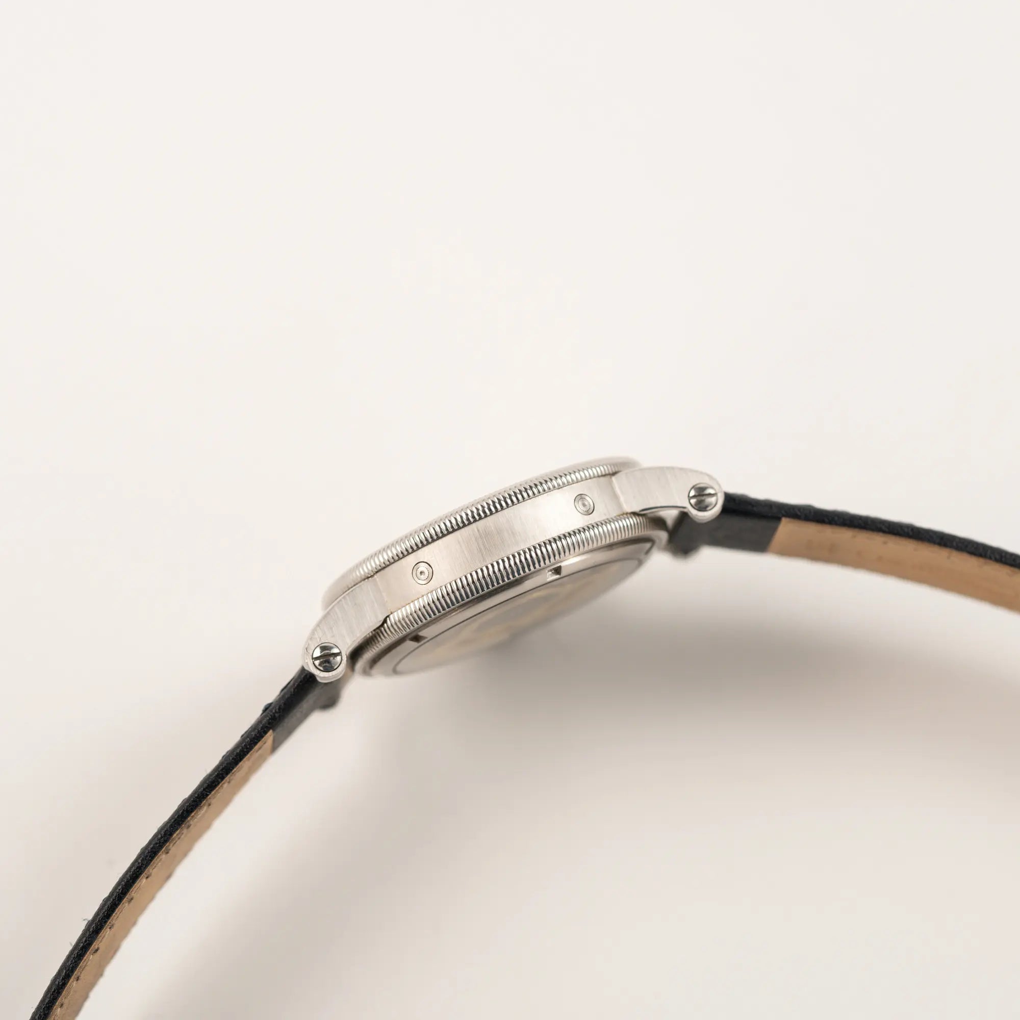 Seitliche Gehäuseflanke der Chronoswiss Klassic Luna Mondphase CH9323 mit silbernem, guillochiertem Zifferblatt mit Kalenderanzeige auf 12 Uhr und einer Mondphase-Anzeige bei 6 Uhr