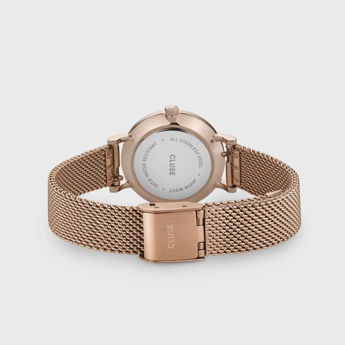 Blick auf das Armband der roségoldfarbenen Cluse Damenuhr Boho Chic der Referenz CW0101211003 mit weißem Zifferblatt an einem roségoldfarbenem Mesh-Armband