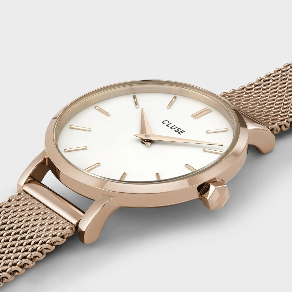 Leicht seitliche Ansicht der roségoldfarbenen Cluse Damenuhr Boho Chic der Referenz CW0101211003 mit weißem Zifferblatt an einem roségoldfarbenem Mesh-Armband