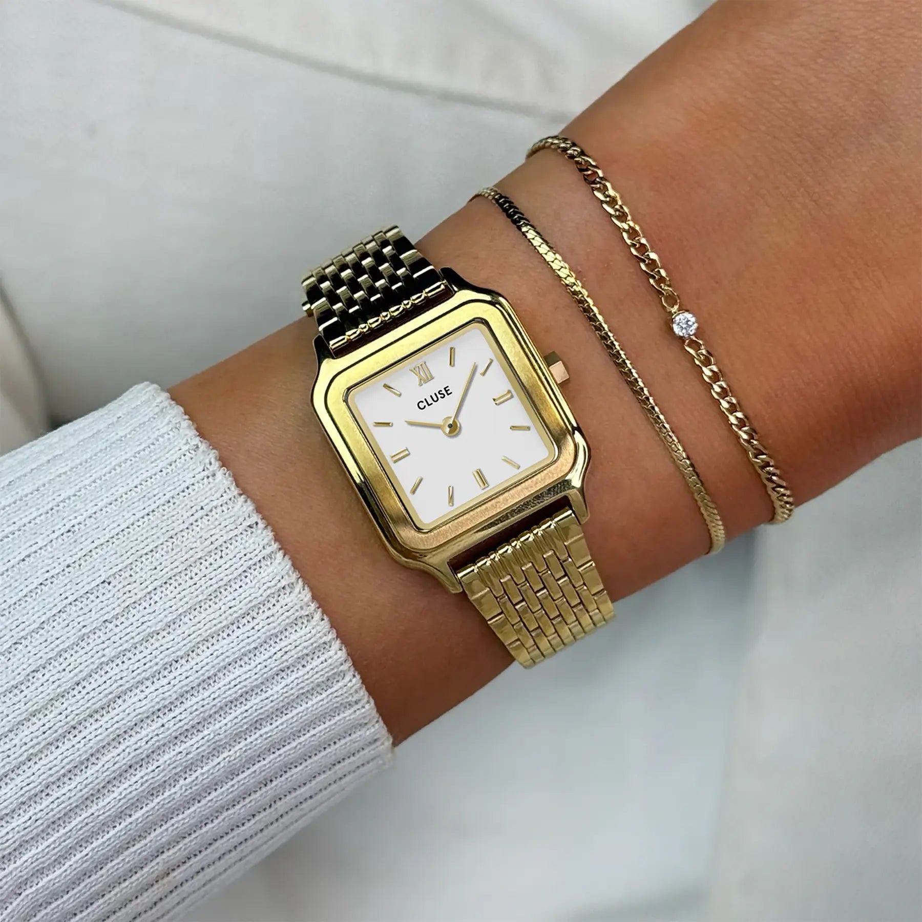 Wristshot mit der goldfarbenen Cluse Damenuhr Gracieuse Petite der Referenz CW11815 mit weißem Zifferblatt an einem feingliedrigen goldfarbenem Armband