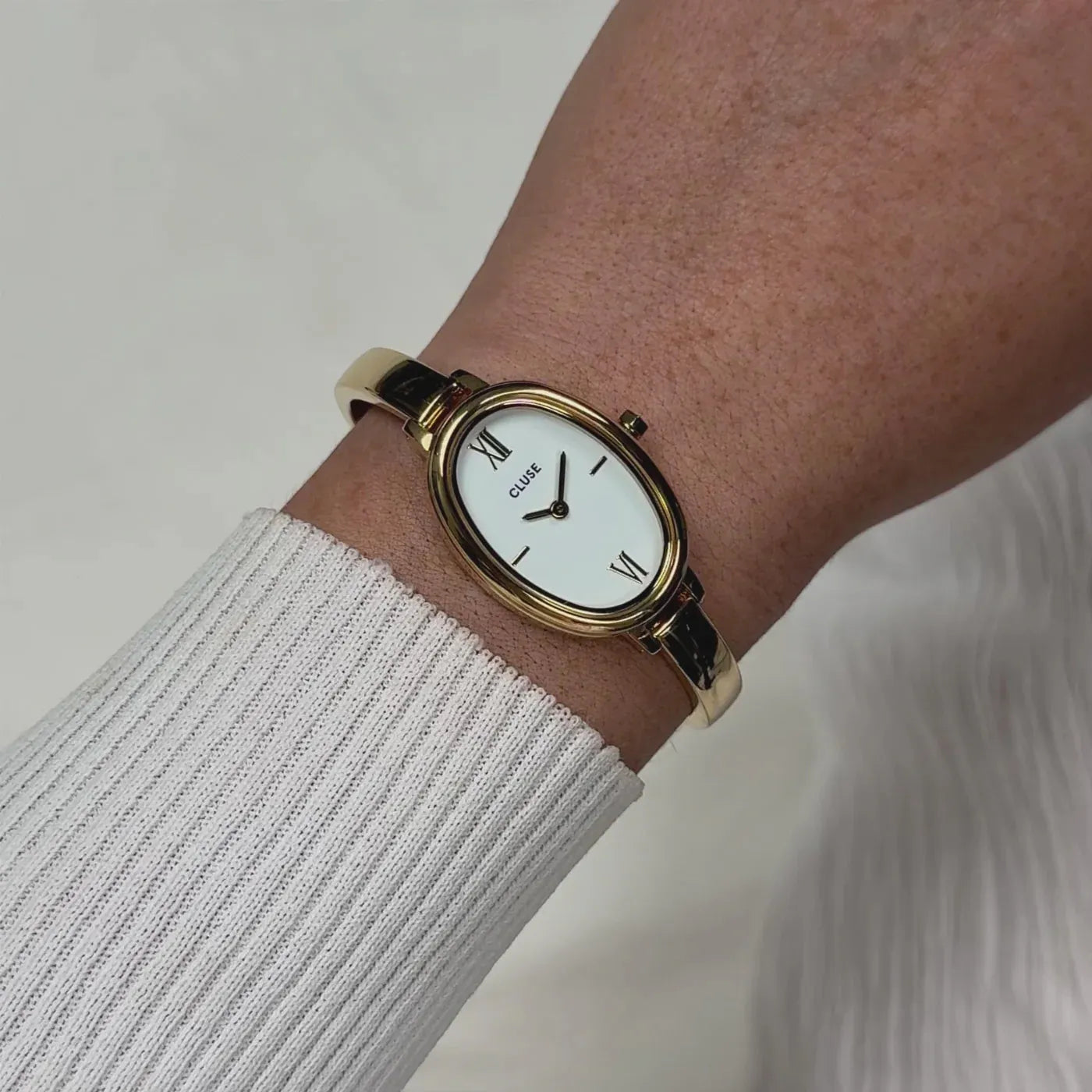 Wristshot mit der goldfarbenen Cluse L'Ovale CW16101 mit weißem Zifferblatt 