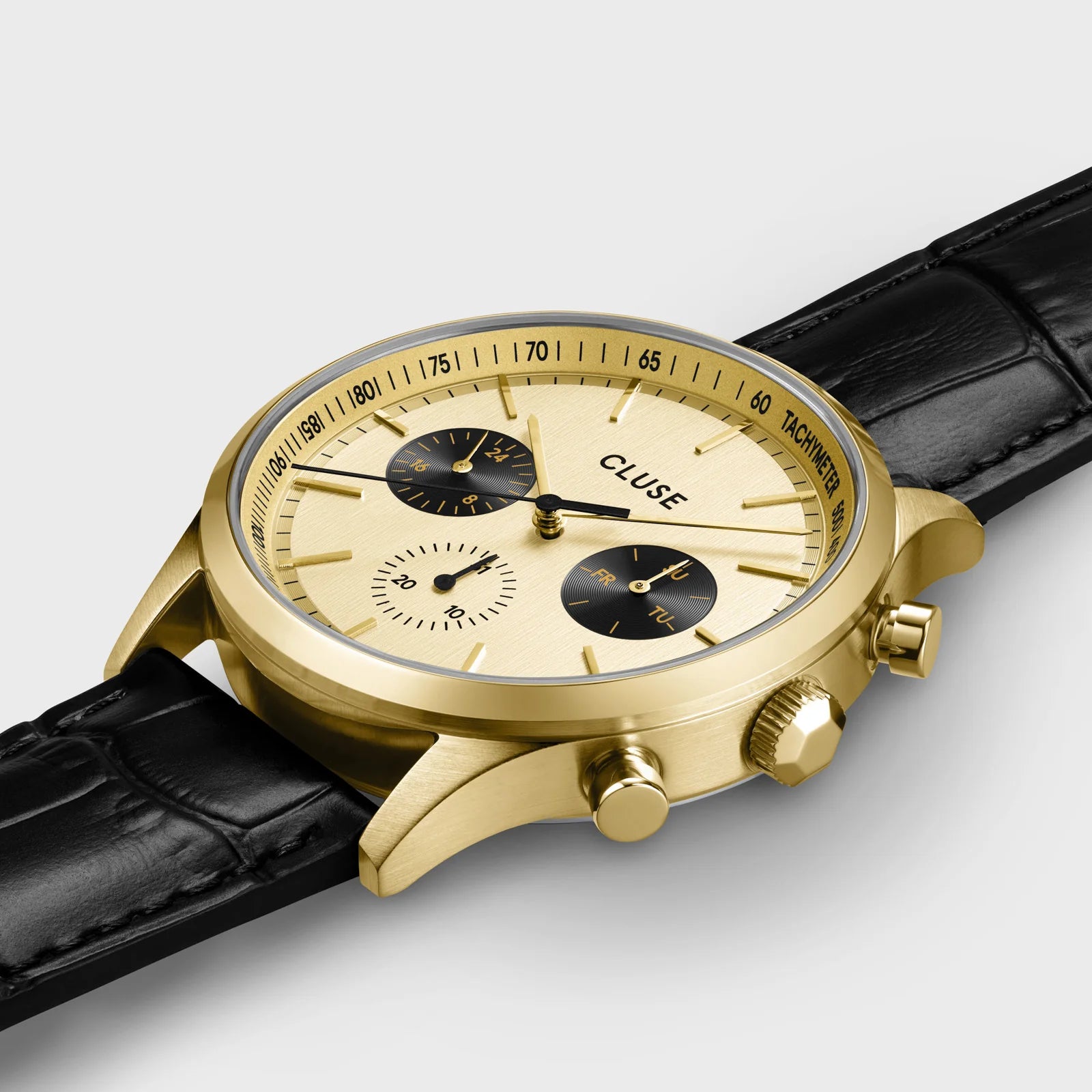 Detailaufnahme des Chronographen für Herren CW21005 von Cluse mit goldfarbenem Gehäuse und schwarzem Lederband