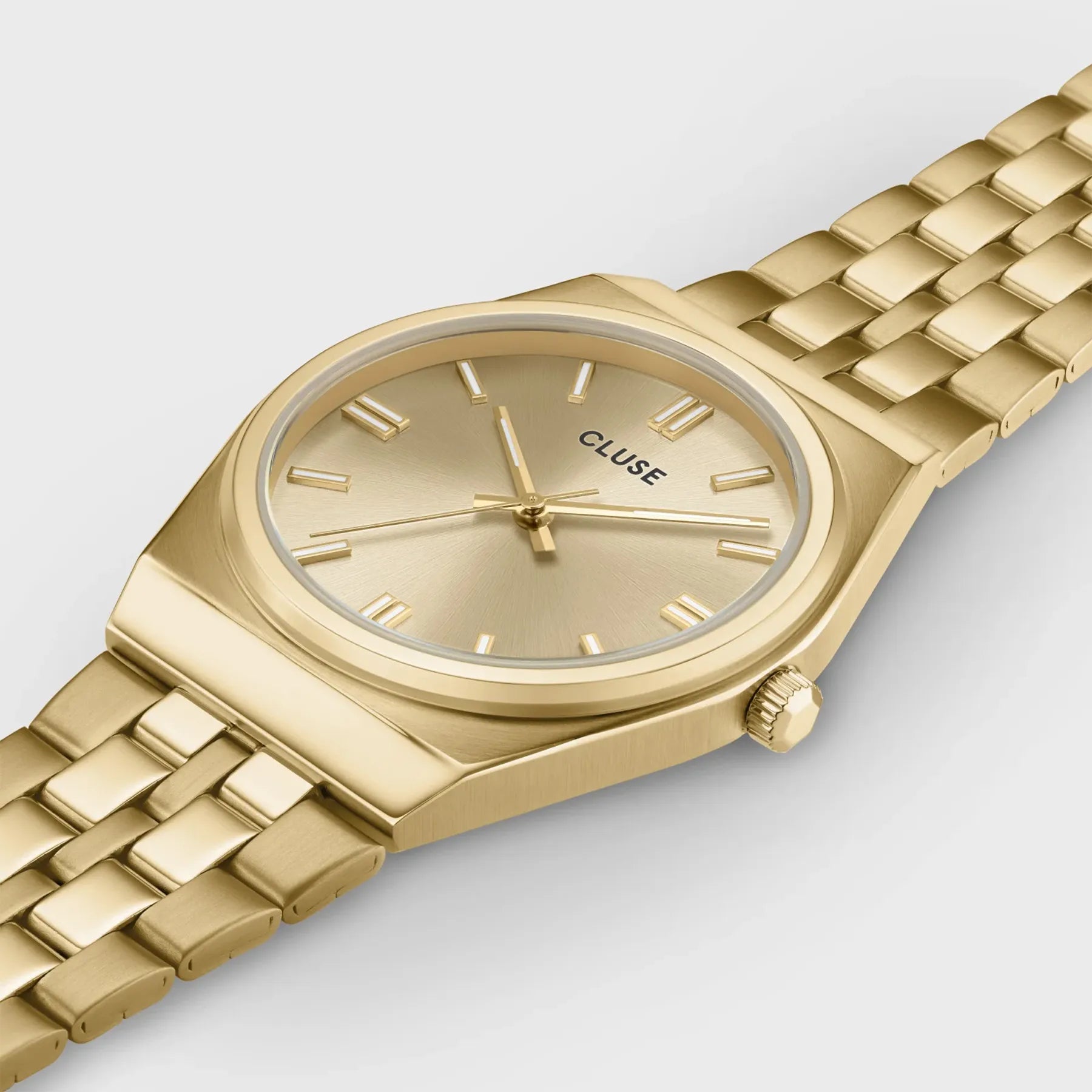 Leicht seitliche Ansicht der der goldfarbenen Cluse Damenuhr Retro 70s der Referenz CW35104 mit integriertem Armband und goldfarbenem Zifferblatt