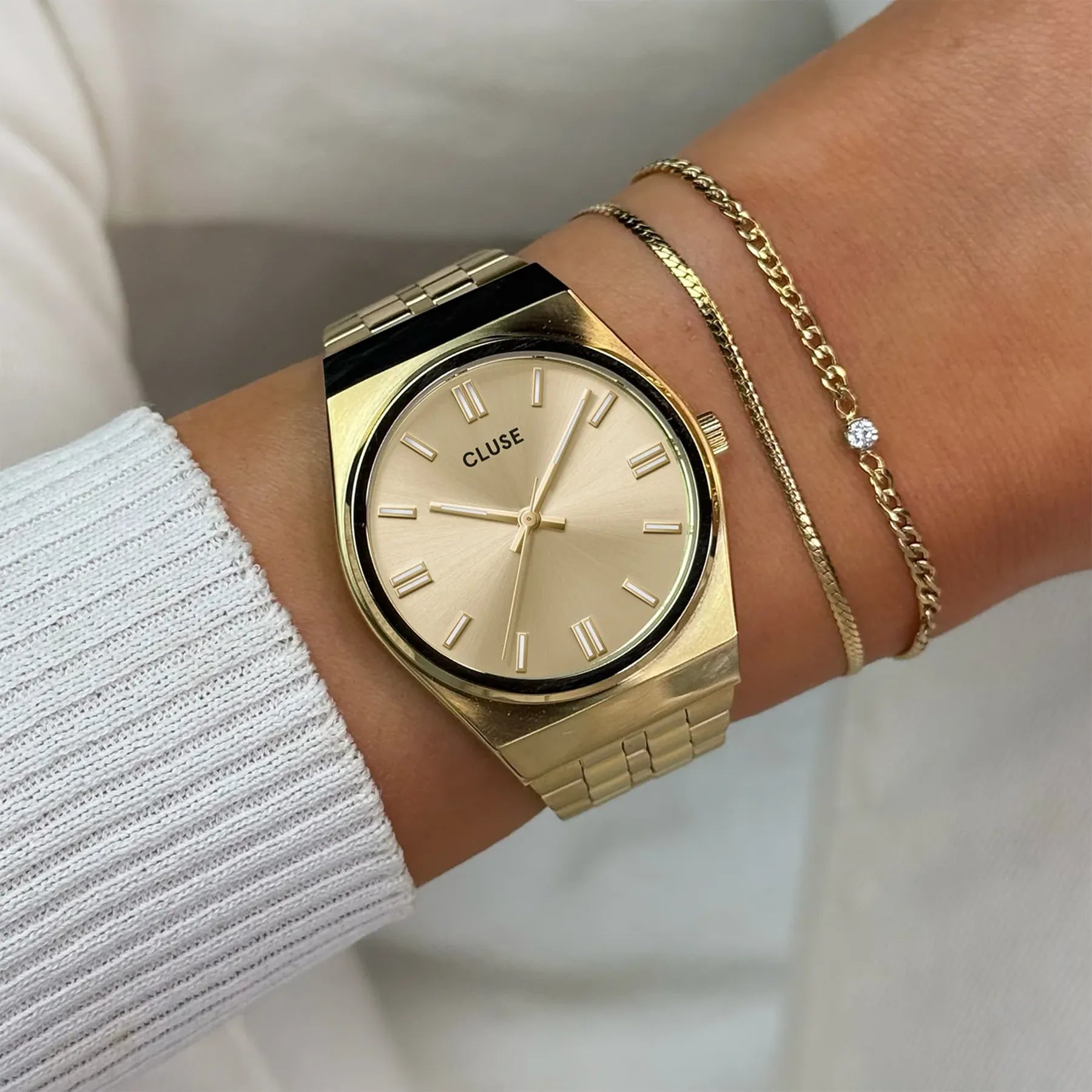 Wristshot mit der goldfarbenen Cluse Damenuhr Retro 70s der Referenz CW35104 mit integriertem Armband und goldfarbenem Zifferblatt