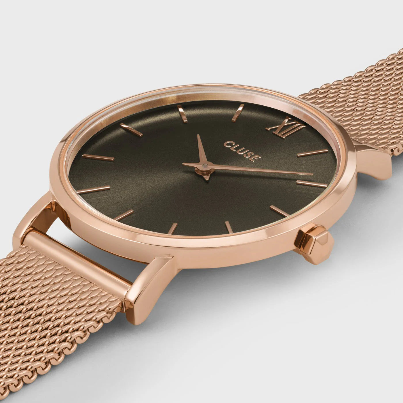 Detailansicht der Cluse Stahl-Uhr "Minuit Mesh" in roségoldener Farbe mit einem grau-braunen Zifferblatt