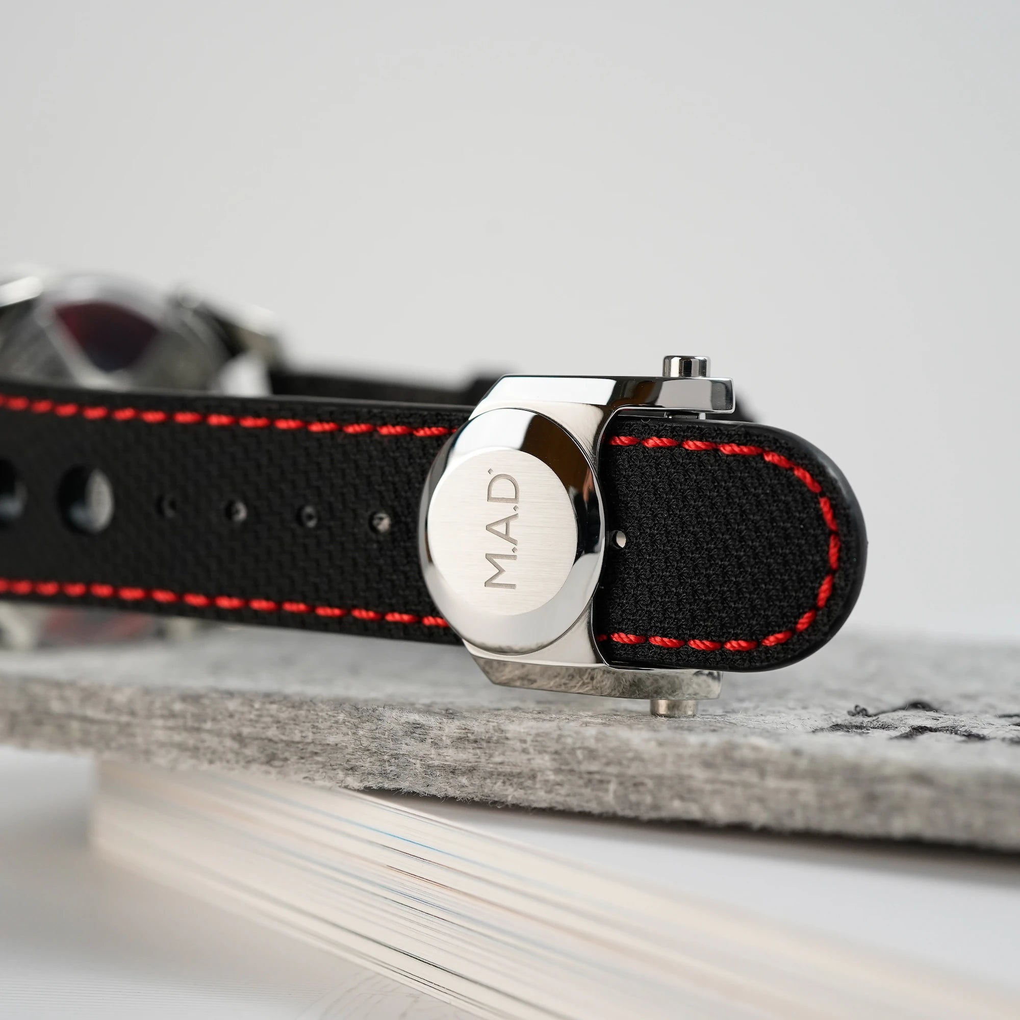 Detailaufnahme der Faltschließe an einem Nylon-Armbandder MB&F Mad1 Red Edition mit M.A.D SChriftzug