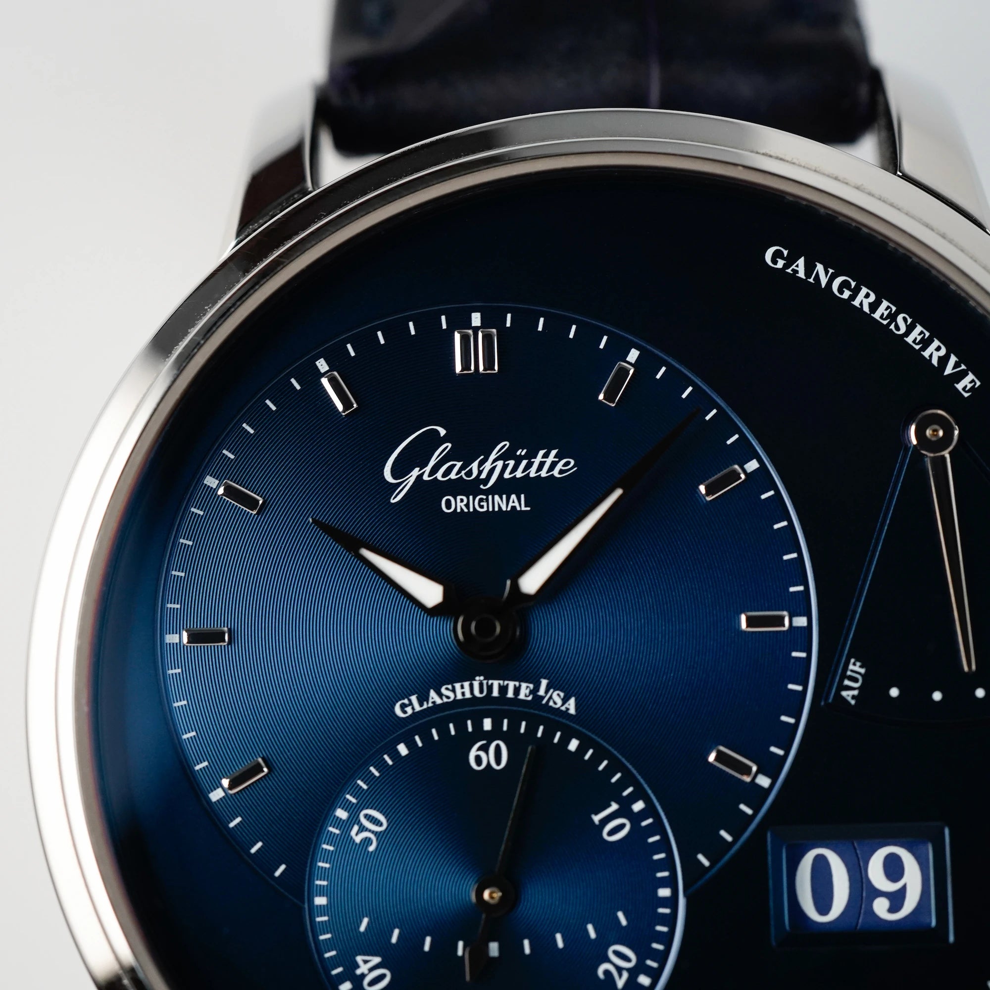 Makroaufnahme der Glashütte Original Panoreserve Uhr mit blauem Zifferblatt