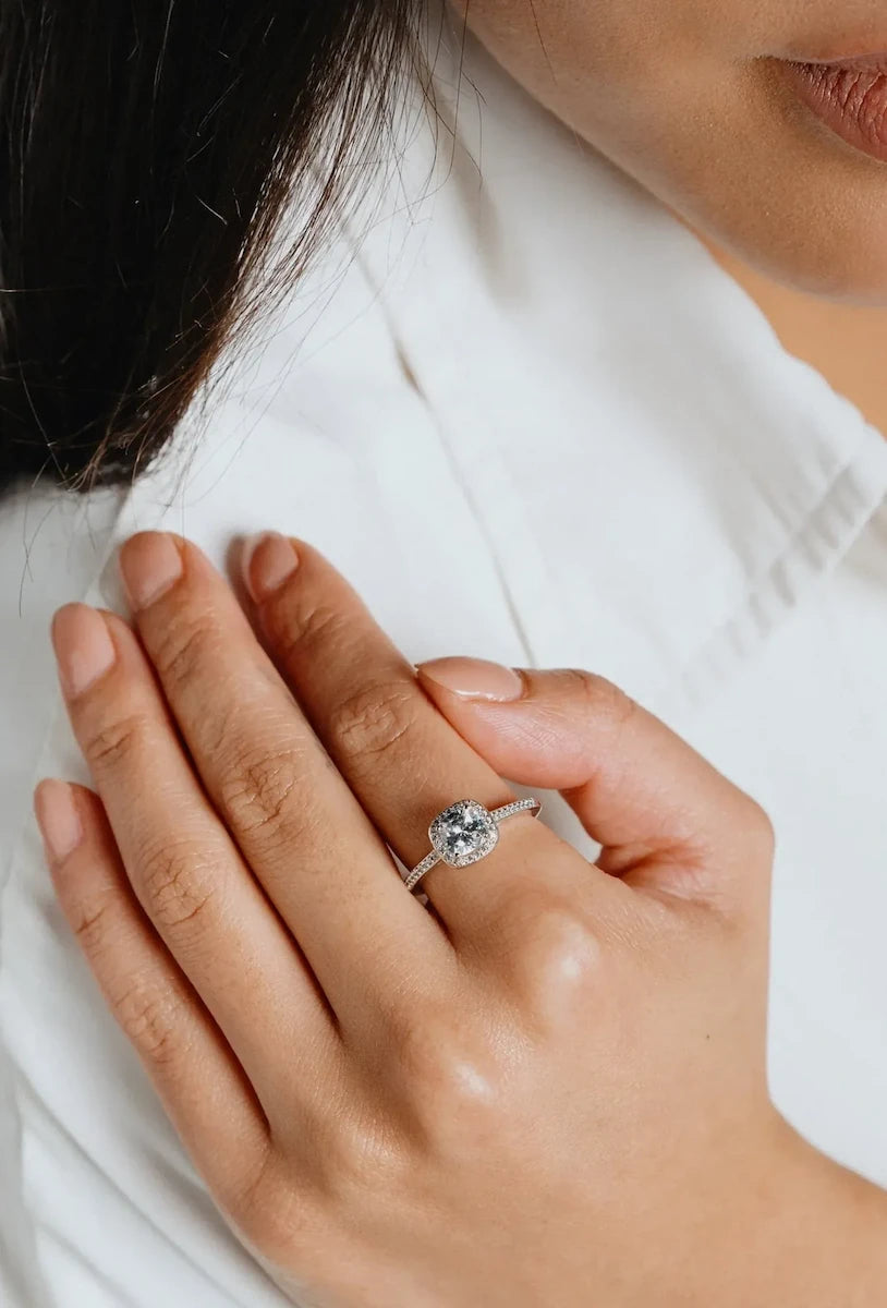 Frau trägt Diamonfire Ringe aus Silber mit Diamonfire-Zirkona-Besatz an Ihrem Zeigefinger