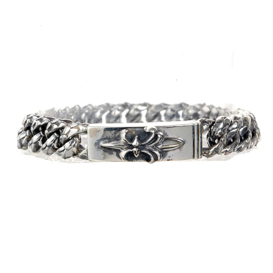 Frontale Ansicht des silbernen Curb-Armbands, ähnlich im Look wie eine Cuban Link Chain, von Elfcraft mit einem Lilien-Design als Verzierung auf dem Verschluss