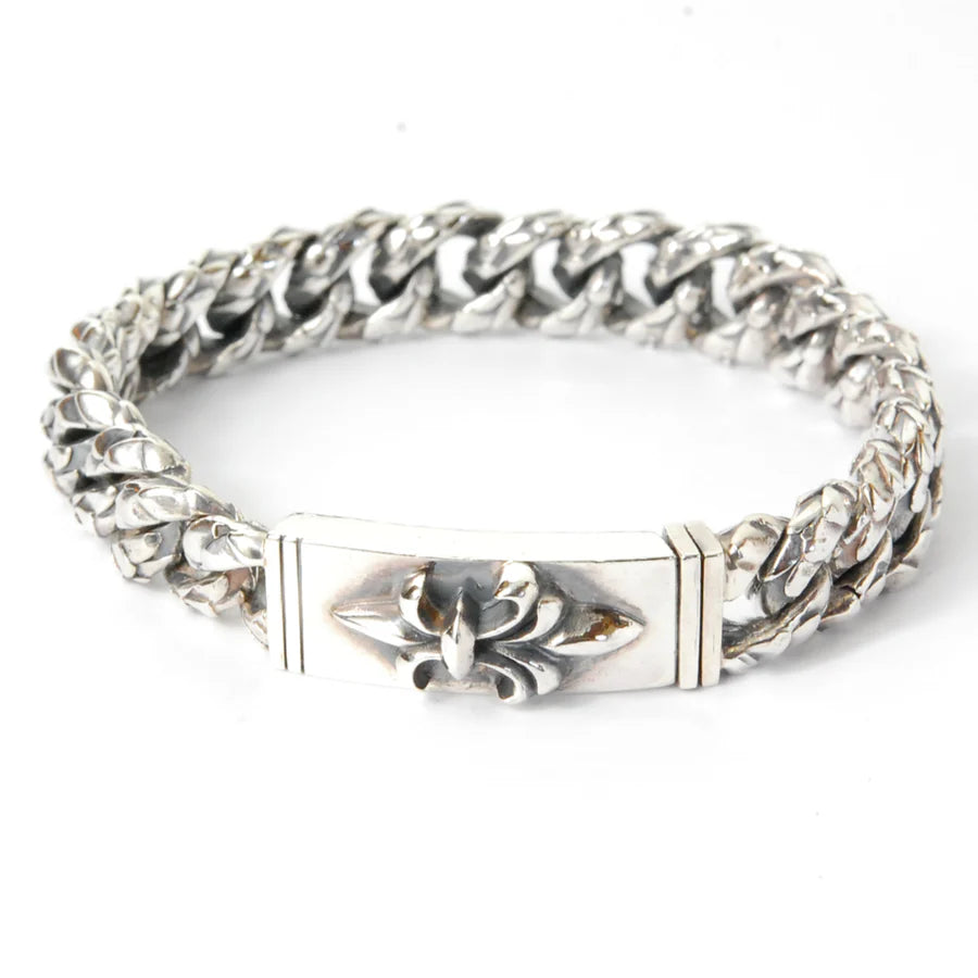 Silbernes Curb-Armband, ähnlich im Look wie eine Cuban Link Chain, von Elfcraft mit einem Lilien-Design als Verzierung auf dem Verschluss