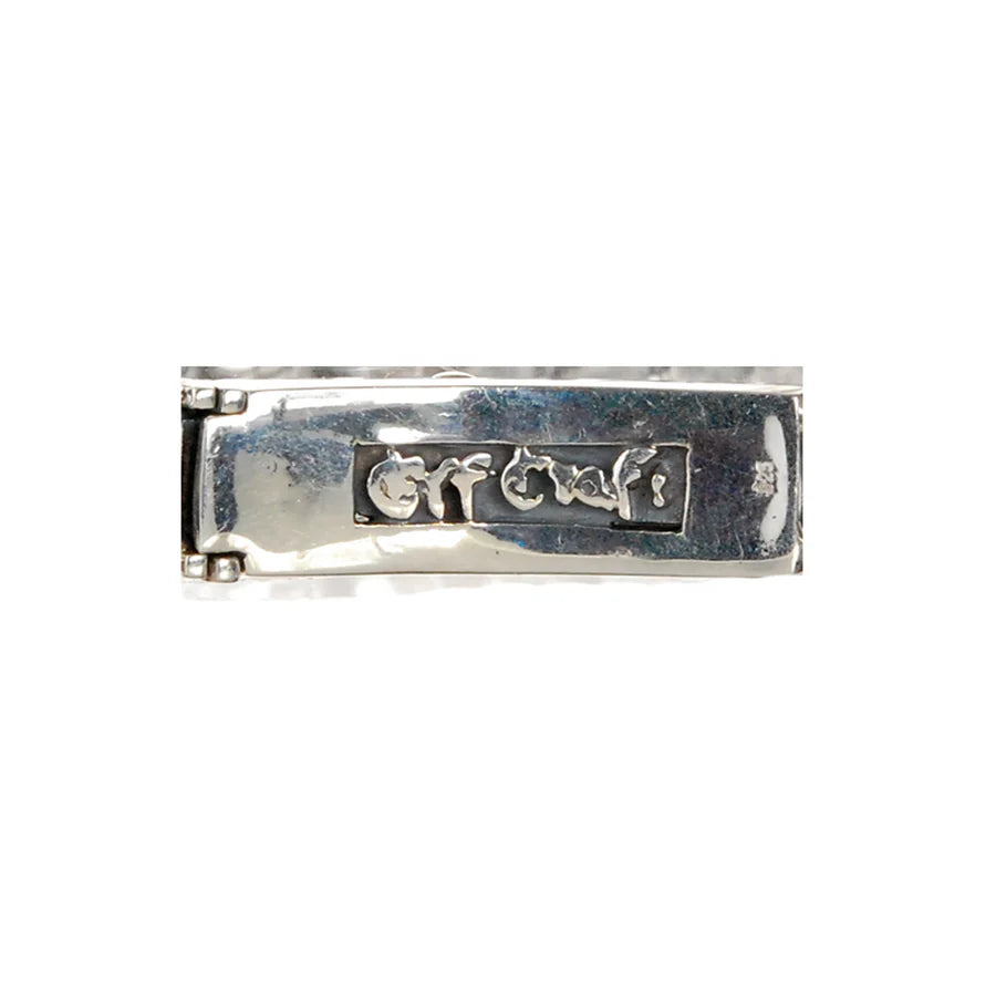 Elfcraft-Logo im Inneren der Schliesse des  des silbernen Curb-Armbands, ähnlich im Look wie eine Cuban Link Chain, von Elfcraft mit einem Lilien-Design als Verzierung auf dem Verschluss
