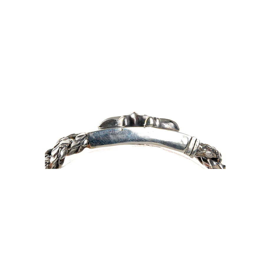 Seitliche Ansicht des Vershluss-Mechanismus von dem silbernen Curb-Armband, ähnlich im Look wie eine Cuban Link Chain, von Elfcraft mit einem Lilien-Design als Verzierung auf dem Verschluss