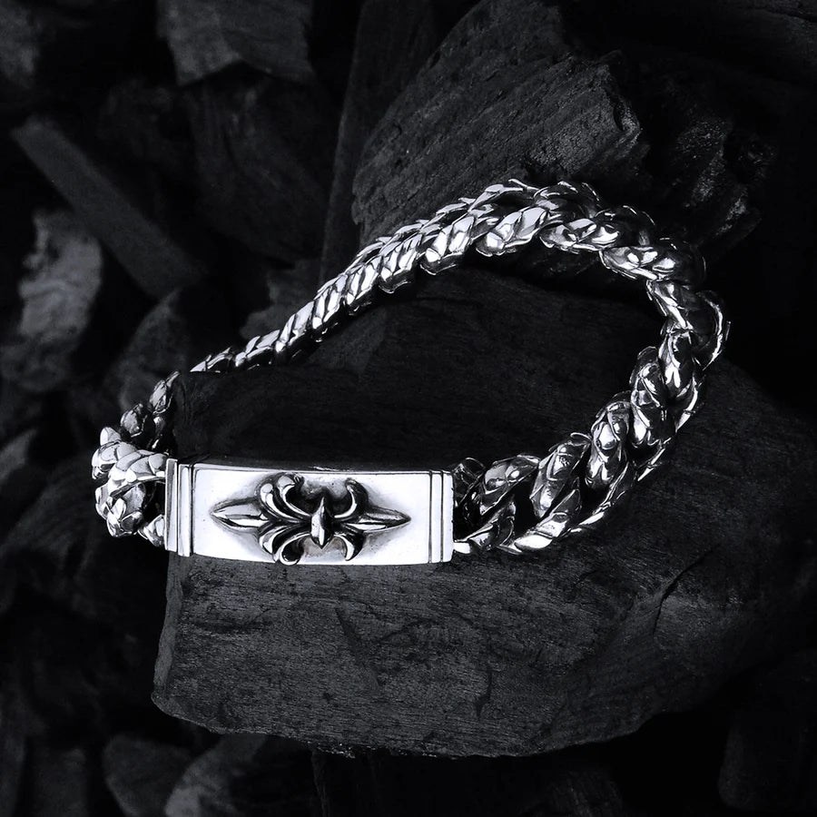 Produktfotografie des silbernen Curb-Armbands, ähnlich im Look wie eine Cuban Link Chain, von Elfcraft mit einem Lilien-Design als Verzierung auf dem Verschluss