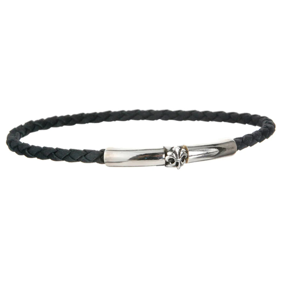 Feines, schwarzes, geflochtenes Lederarmband mit glattem Silberverschluss, welcher durch ein Lilien-Detail  verziert wurde