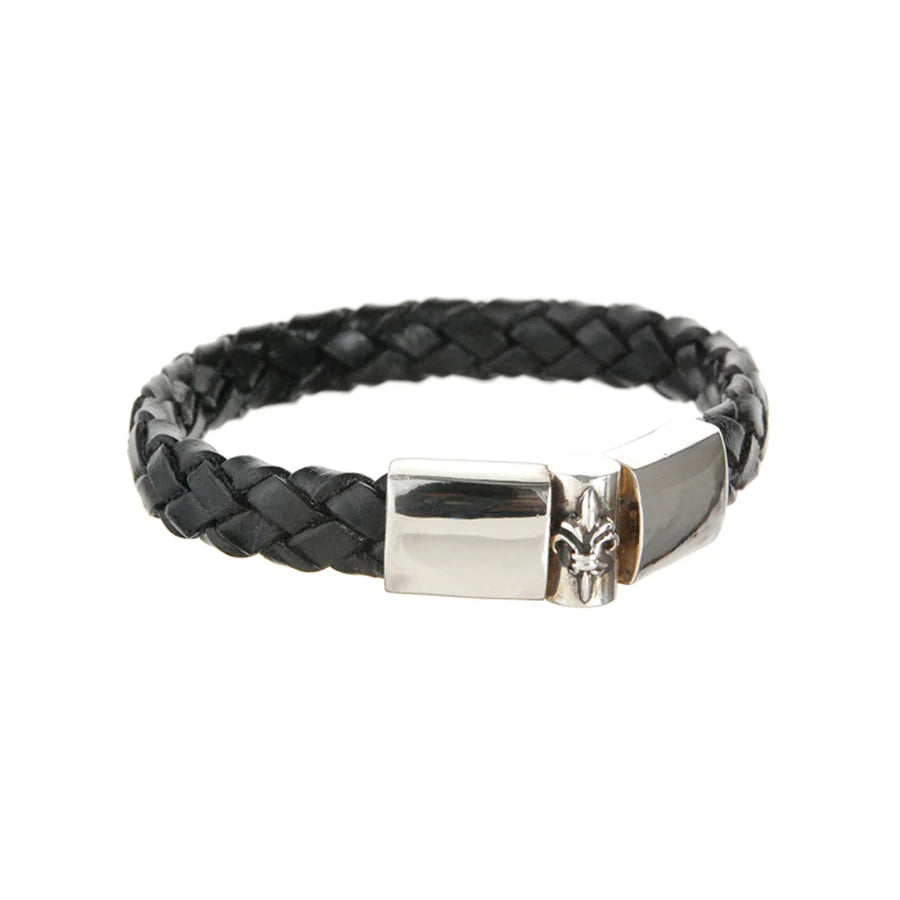 Produktfoto des schwarzen, geflochtenen Lederarmbands mit glattem Silberverschluss  und einer zentralen Lilie als Design-Highlight des Verschlusses