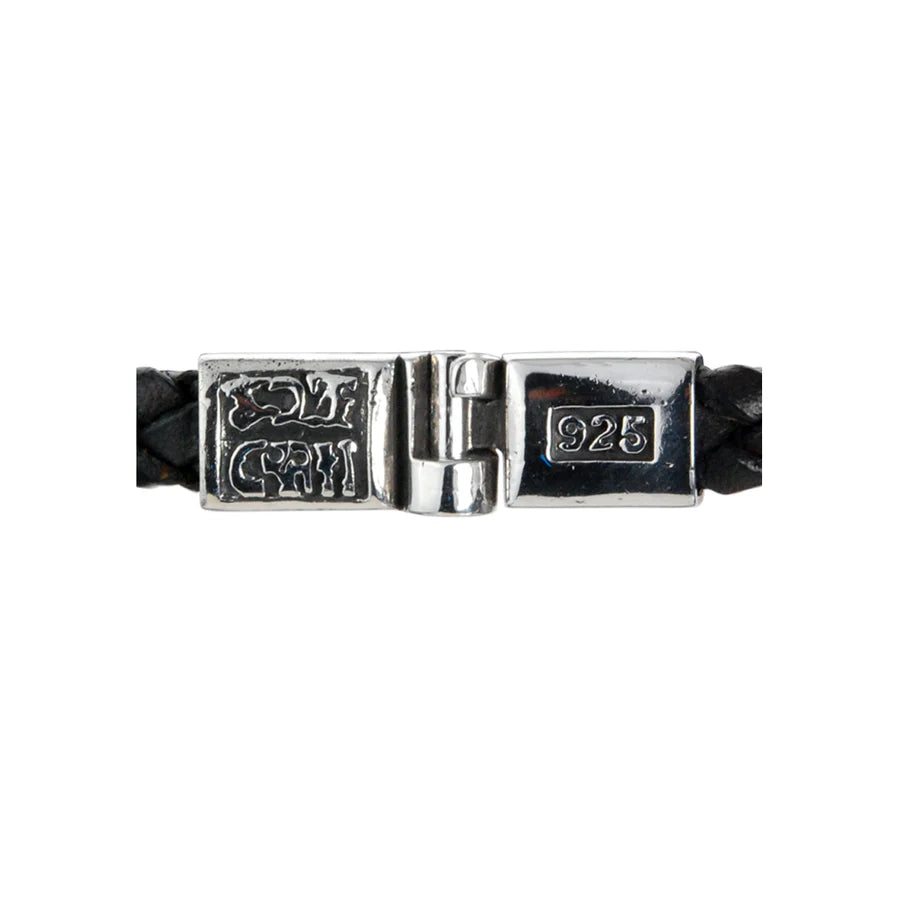 Innenseite mit Logo und 925-Legierungsstempel des schwarzen, geflochtenen Lederarmbands mit glattem Silberverschluss  und einer zentralen Lielie als Design-Highlight des Verschlusses
