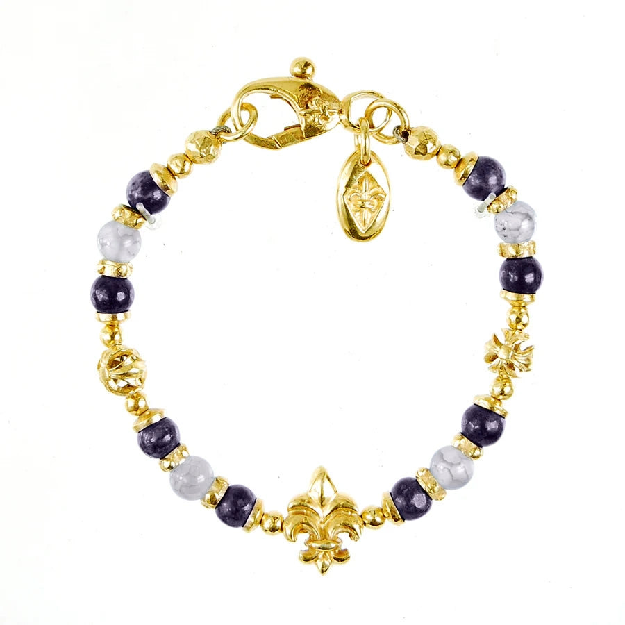 Produktfotografie des vergoldeten Elfcraft Armbands mit verschiedenen Design-Elementen wie Maltheser-Kreuz und Lilien und Amethyst-Kugeln.