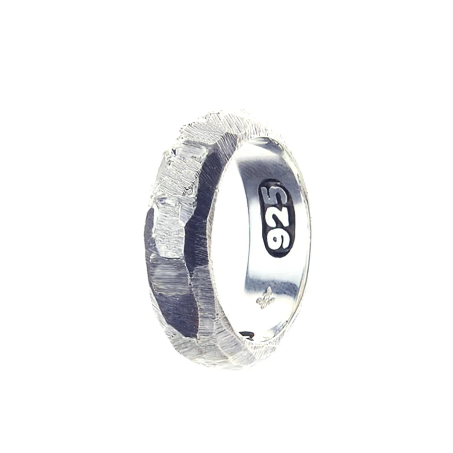 Elfcraft Ring aus Silber mit grober Facettierung ähnlich wie durch Hammerschläge