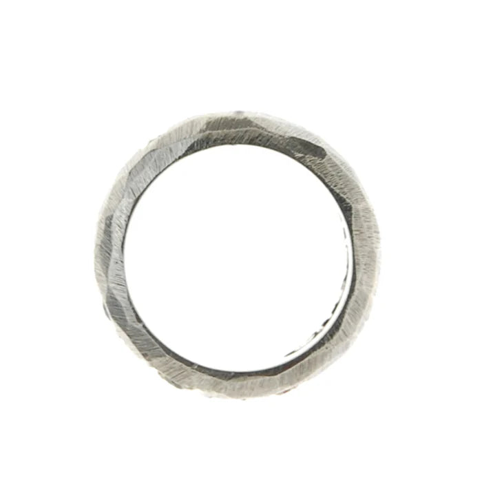 Seitliche Ansicht des Elfcraft Rings aus Silber mit grober Facettierung ähnlich wie durch Hammerschläge